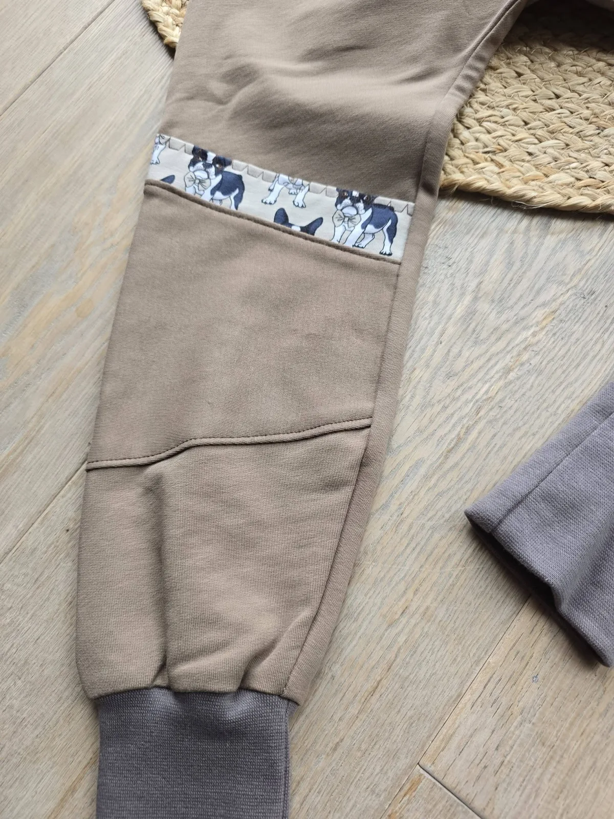 Organic Sweat Pumphose 122/128 Braun Unisex – Mitwachshose mit Hunde – Bild 4