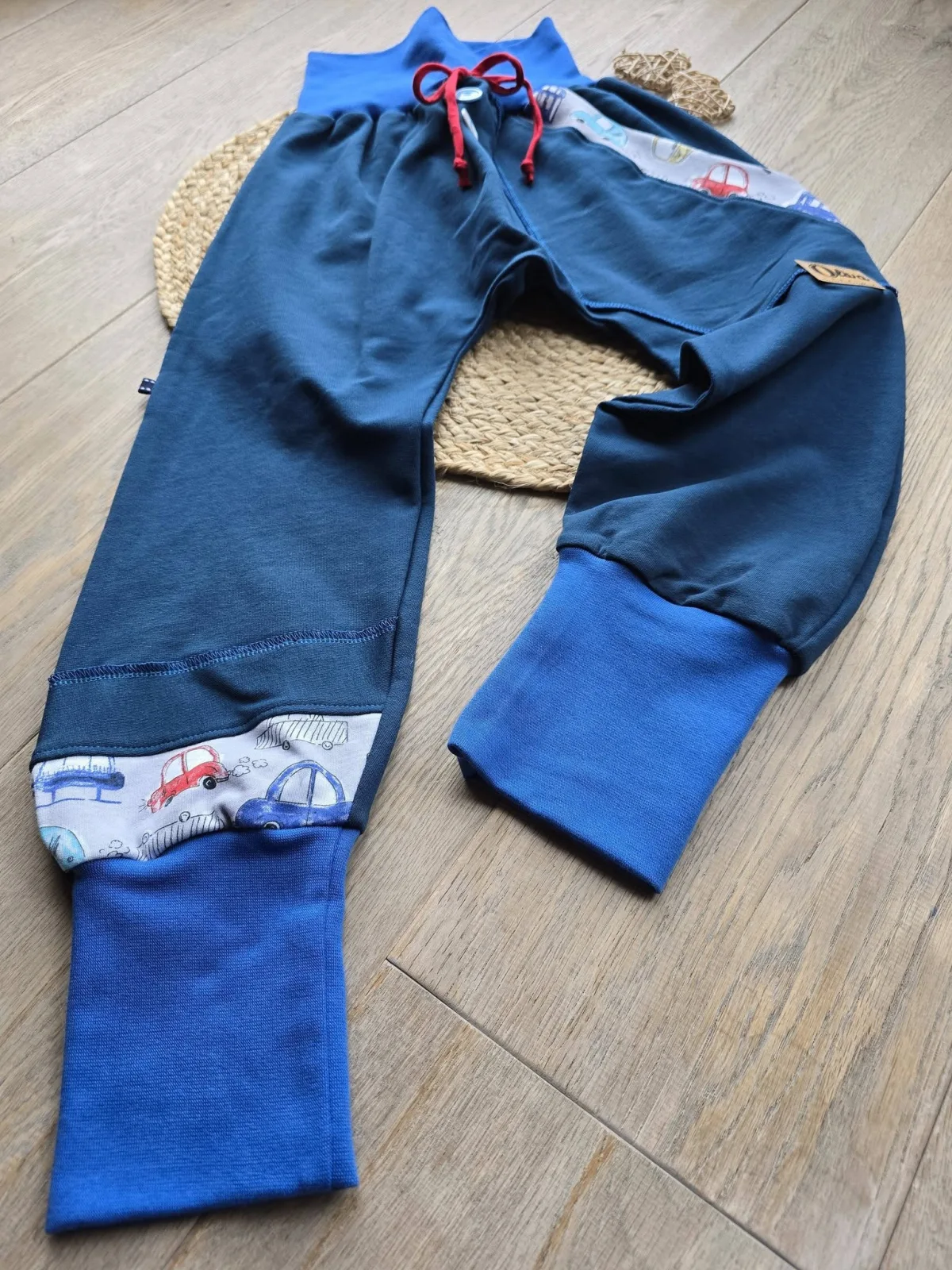 Handgemachte Organic Sweat Pumphose 122/128 – Blau mit Autos – Bild 4