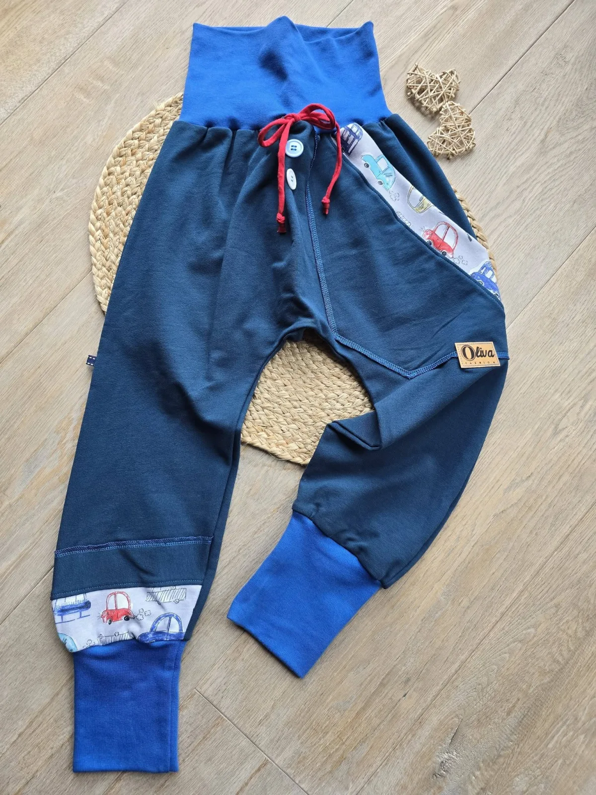 Handgemachte Organic Sweat Pumphose 122/128 – Blau mit Autos