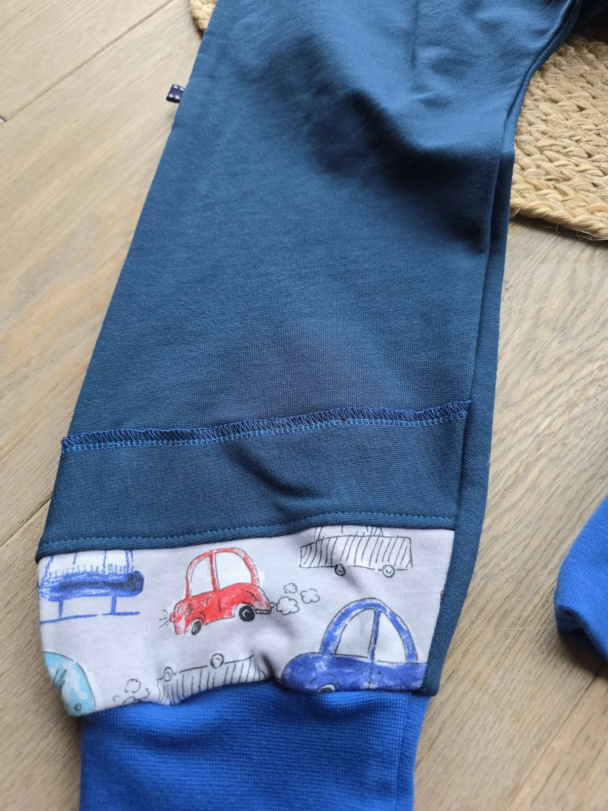Handgemachte Organic Sweat Pumphose 122/128 – Blau mit Autos – Bild 3