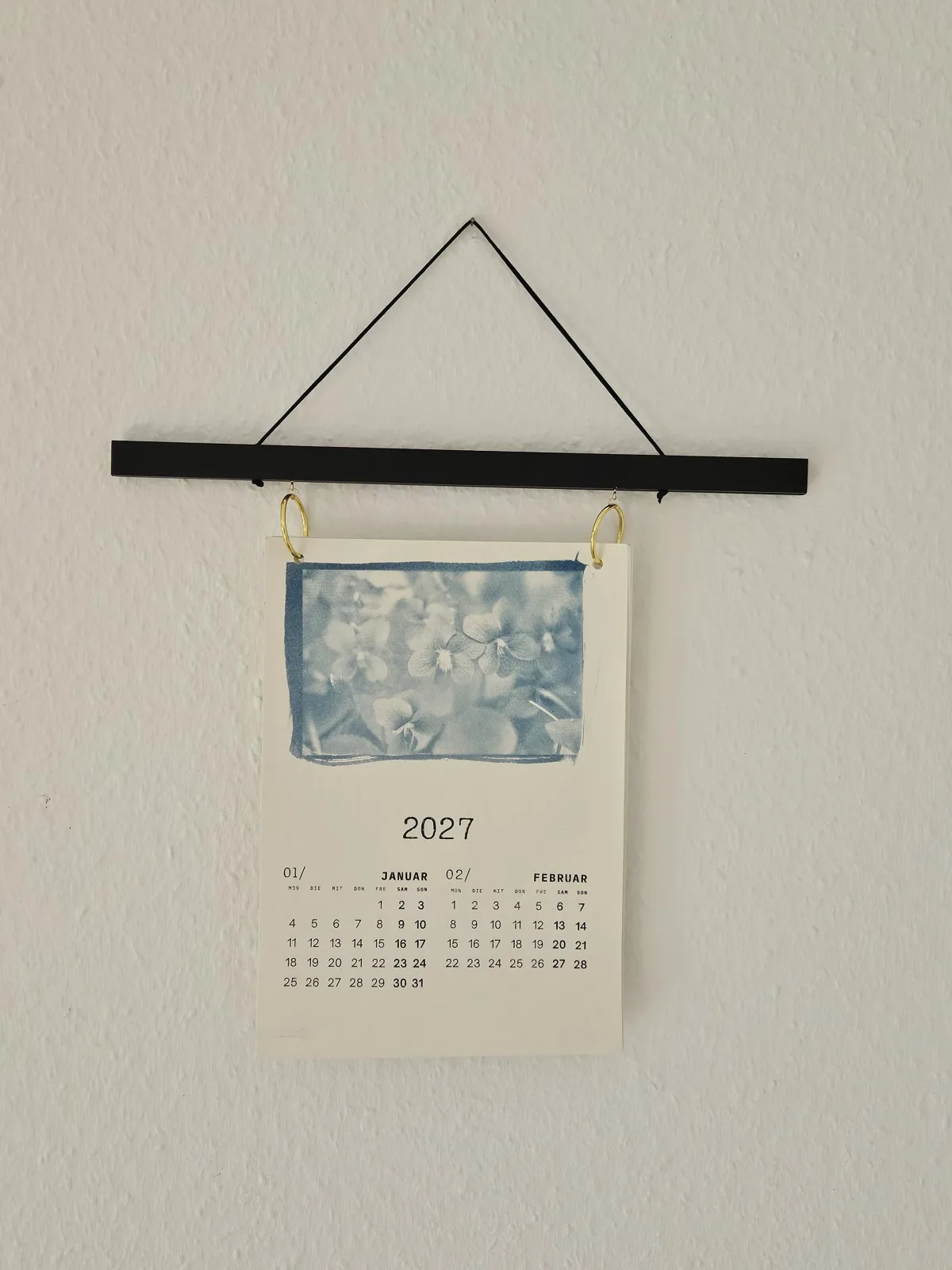 Cyanotypie Wandkalender 2027 Handgefertigt – Analoger Sonnendruck Unikat, Botanischer Kunstkalender A4, Posterleiste
