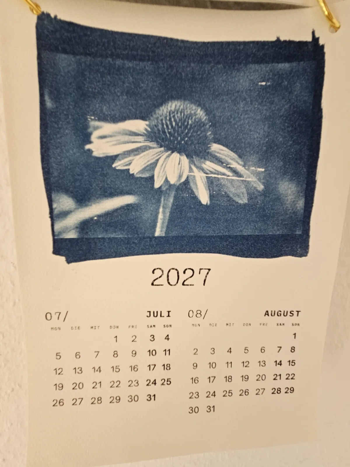 Cyanotypie Wandkalender 2027 Handgefertigt – Analoger Sonnendruck Unikat, Botanischer Kunstkalender A4, Posterleiste – Bild 2