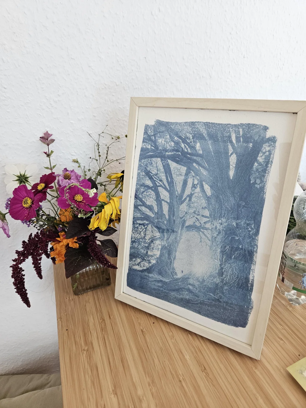 Cyanotypie Sonnendruck "Die Stille" - A4 Handgemachter Wandbild Nebelwald - Unikat Geschenk für Naturliebhaber – Bild 2