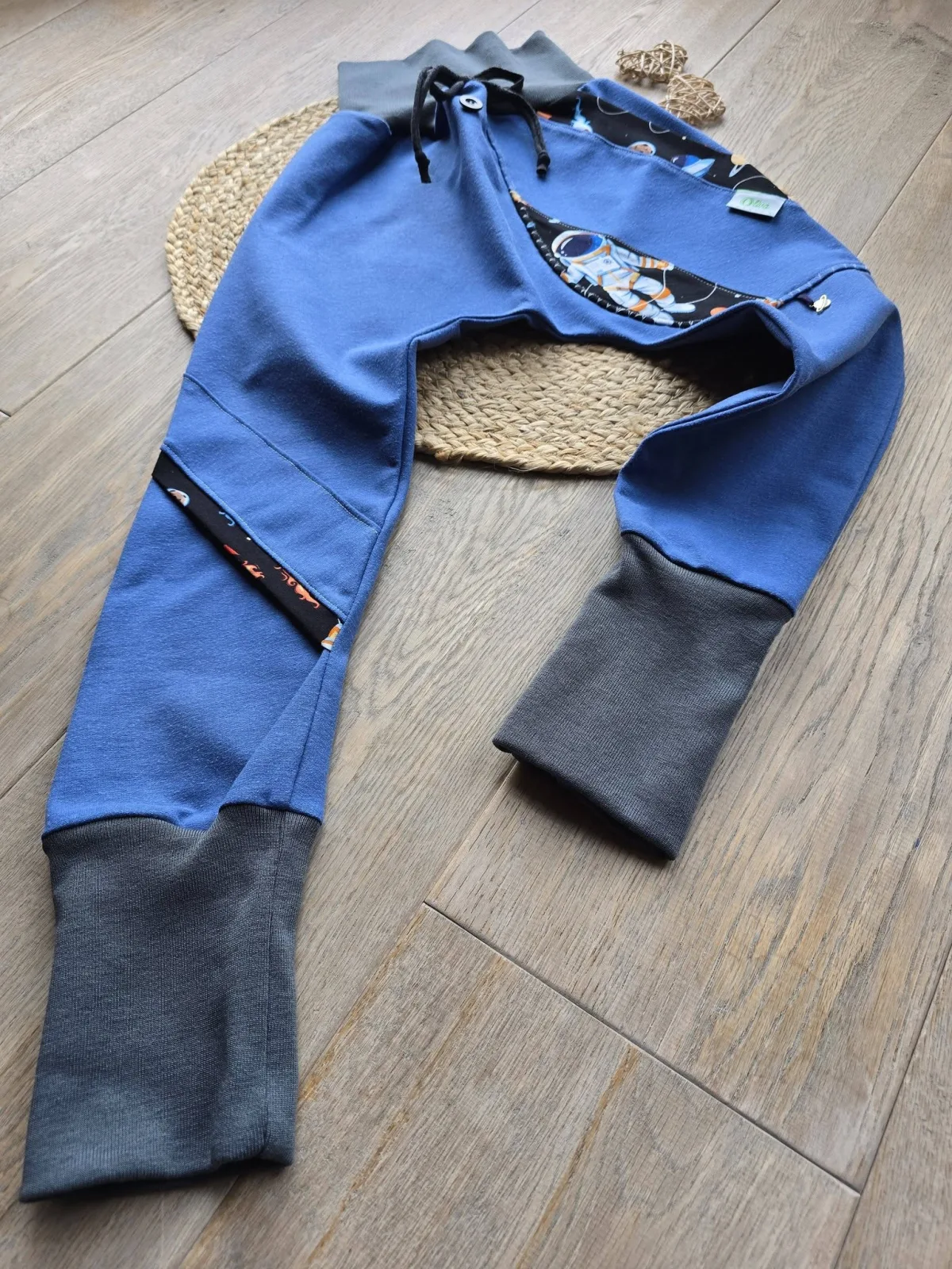 Handgemachte Organic Sweat Pumphose Unisex Gr.122/128 mit Astronaut – Bild 5