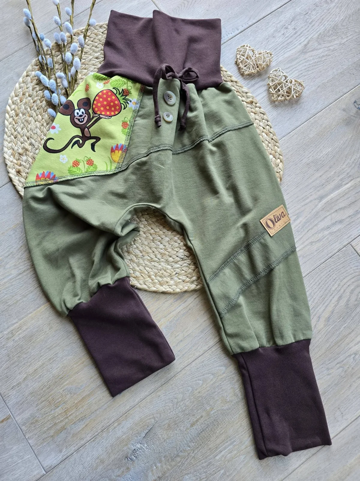 Organic Pumphose Sweat Gr.98/104 Khaki – Unikat mit Tiere