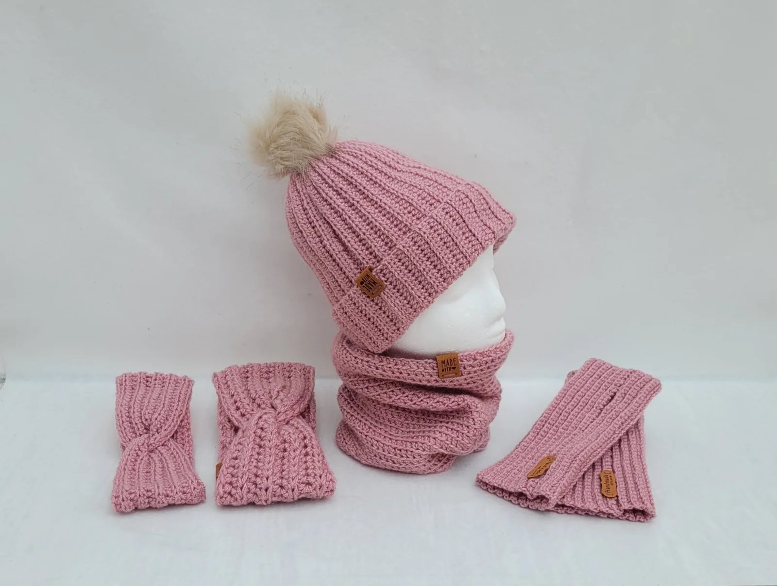 4-teiliges Winter-Set für Damen und größere Mädchen aus Acrylwolle Altrosa – Mütze, Stirnband, Halswärmer, Handstulpen