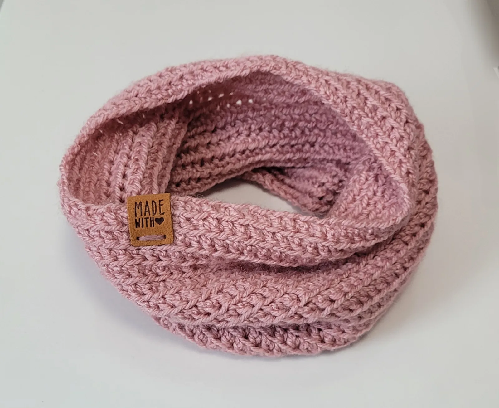 Handgehäkelter Halswärmer für Damen und größere Mädchen Altrosa Winter Schlauchschal Acrylwolle Einheitsgröße