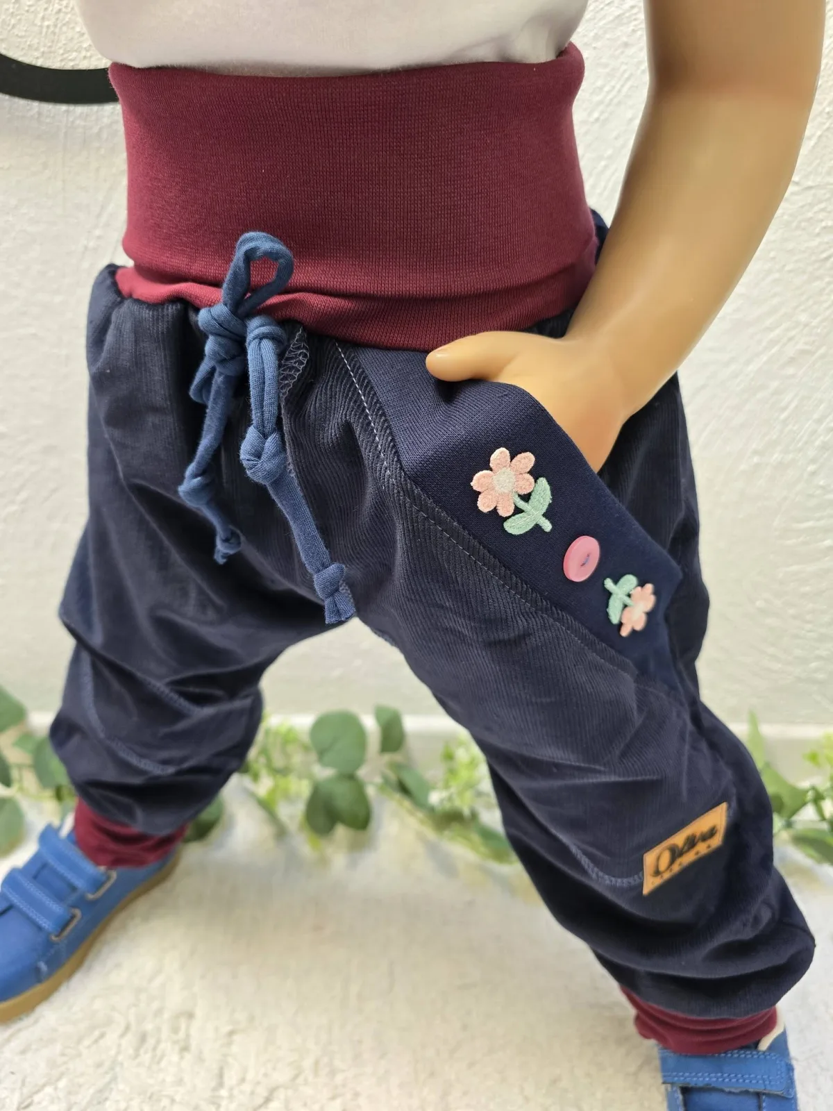 Cord Pumphose Blau Gr.98/104 – Unikat Tasche mit Blumen – Bild 3