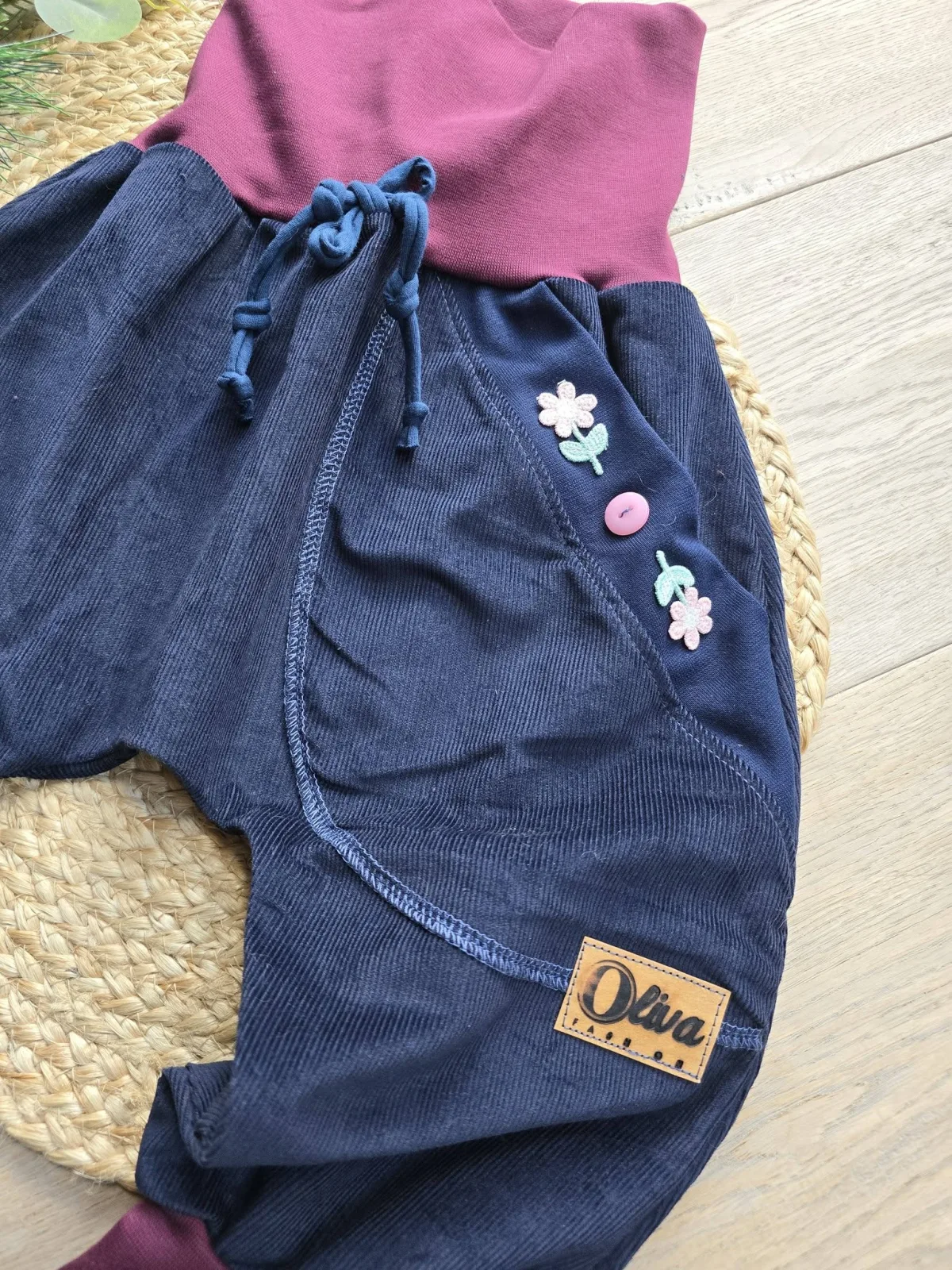 Cord Pumphose Blau Gr.98/104 – Unikat Tasche mit Blumen – Bild 4
