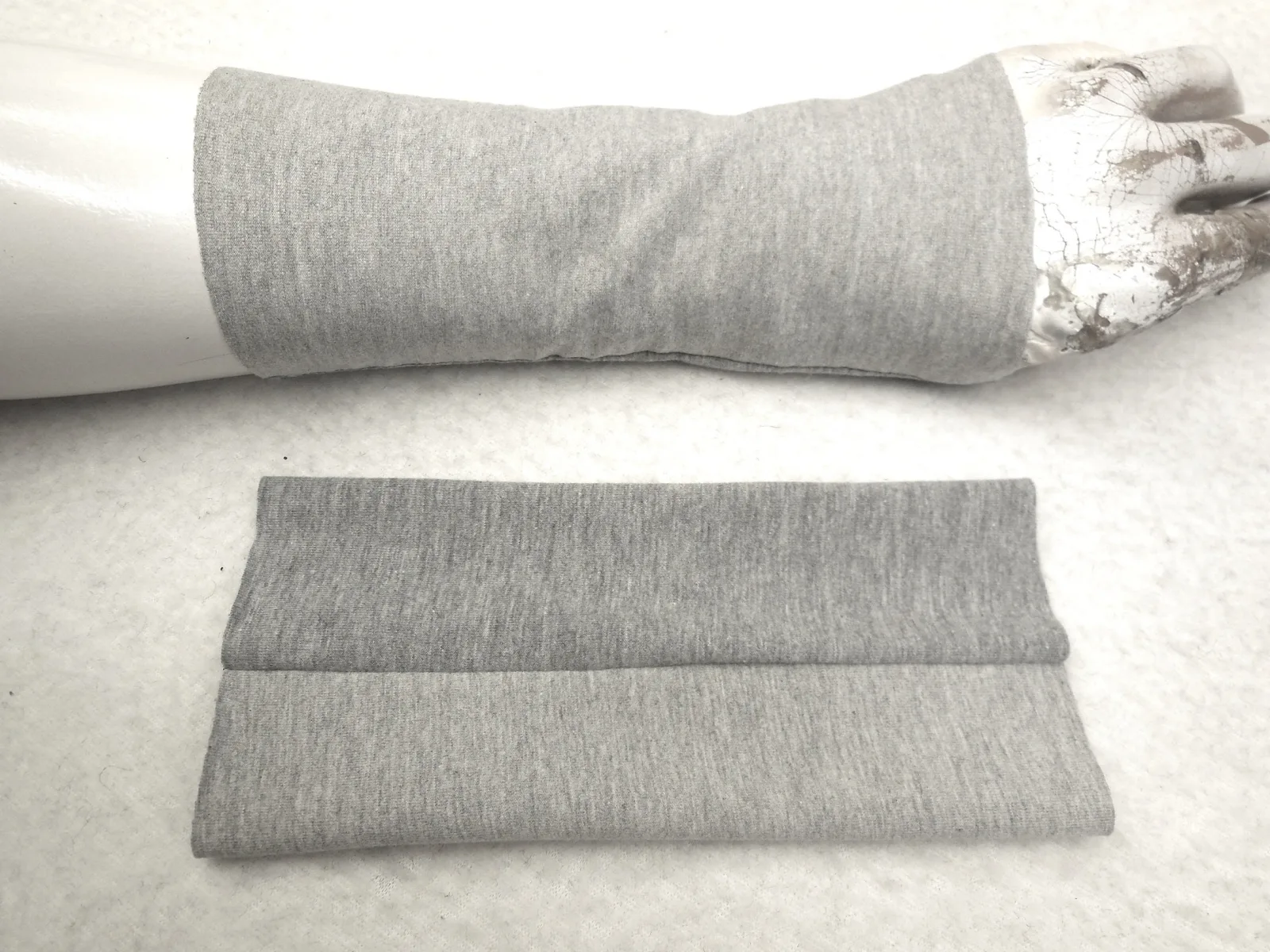 Schöne, weiche Pulswärmer grau ideal zu kurzärmligen Kleidern und Shirts oder zum drunterziehen, geht auch über einen dünnen Pullo, Geschenk – Bild 4