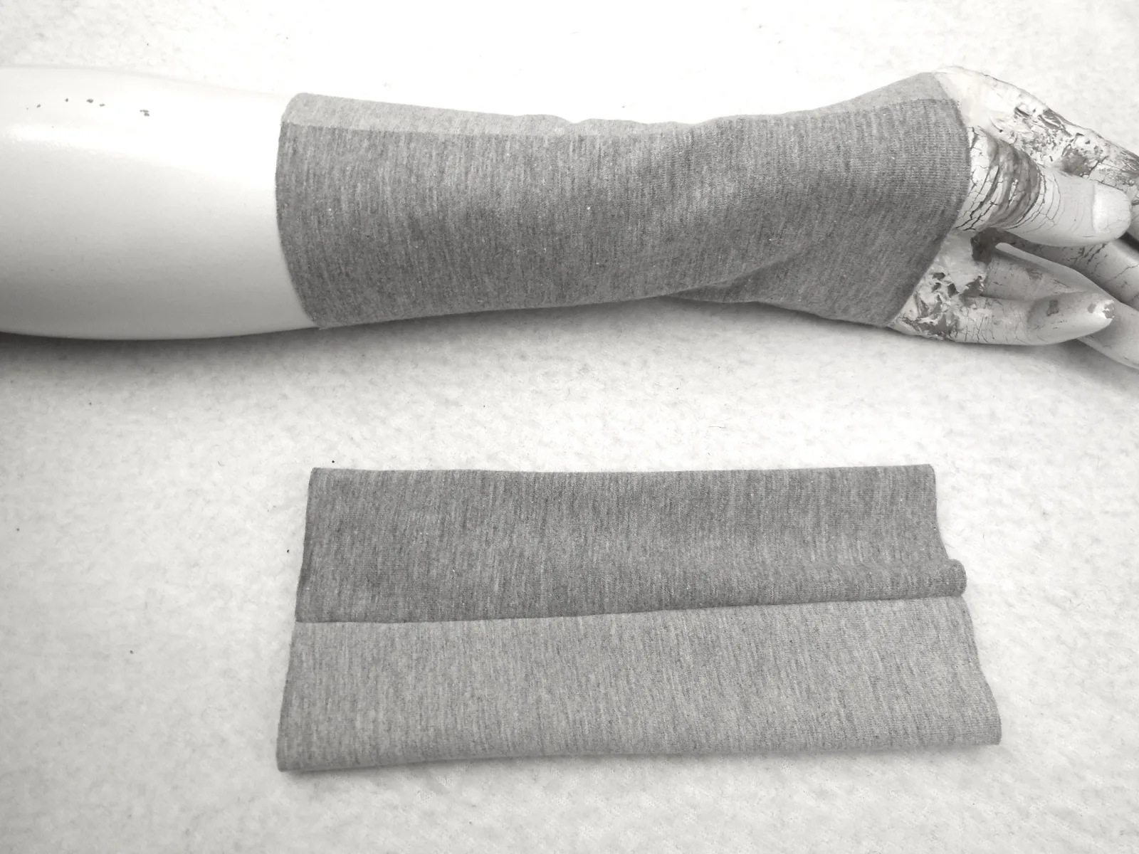 Schöne, weiche Pulswärmer grau ideal zu kurzärmligen Kleidern und Shirts oder zum drunterziehen, geht auch über einen dünnen Pullo, Geschenk – Bild 2