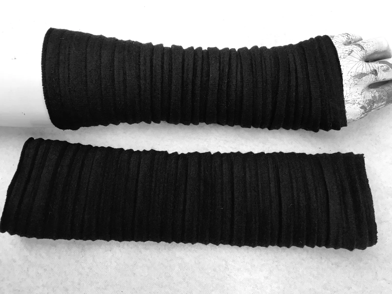 warme Handschuhe, Plissee weiche Faltenwolle Armstulpen, dehnbar, schwarz, Ideal zu Kleidern, oder über einen Pulli, das beliebte Geschenk – Bild 6