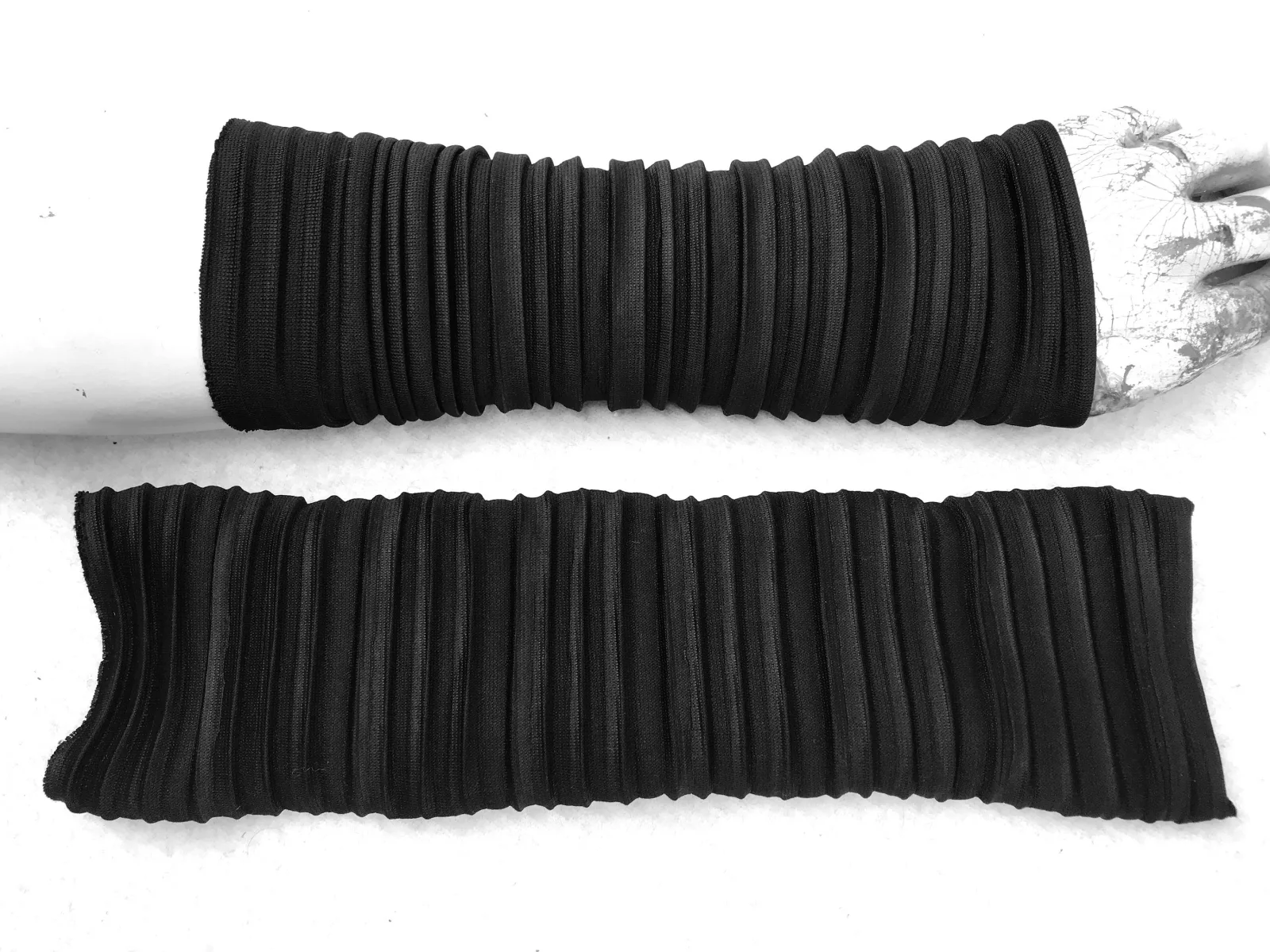 warme Handschuhe, Plissee weiche Faltenwolle Armstulpen, dehnbar, schwarz, Ideal zu Kleidern, oder über einen Pulli, das beliebte Geschenk – Bild 4