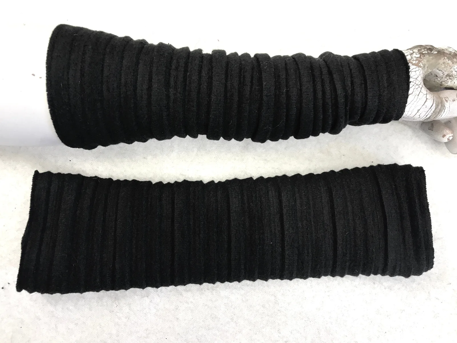 warme Handschuhe, Plissee weiche Faltenwolle Armstulpen, dehnbar, schwarz, Ideal zu Kleidern, oder über einen Pulli, das beliebte Geschenk – Bild 3