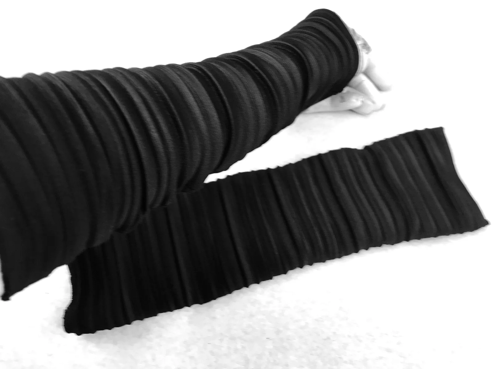 warme Handschuhe, Plissee weiche Faltenwolle Armstulpen, dehnbar, schwarz, Ideal zu Kleidern, oder über einen Pulli, das beliebte Geschenk – Bild 2