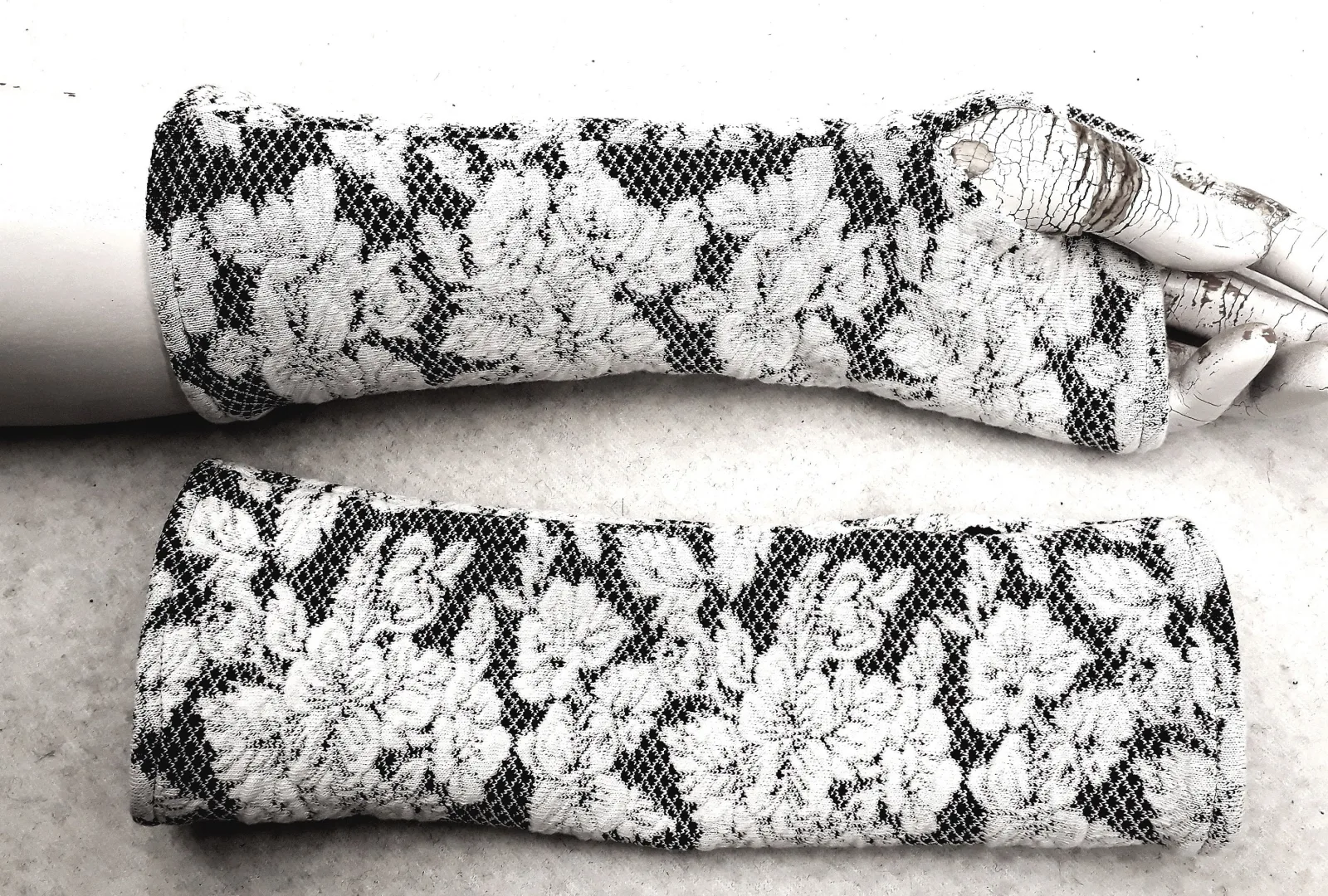 Jacquard Handschuhe Blumen Armstulpen, behaglich, geborgen, zärtlich, glücklich, schön weich, warm und angenehm zu tragen, das Geschenk – Bild 3