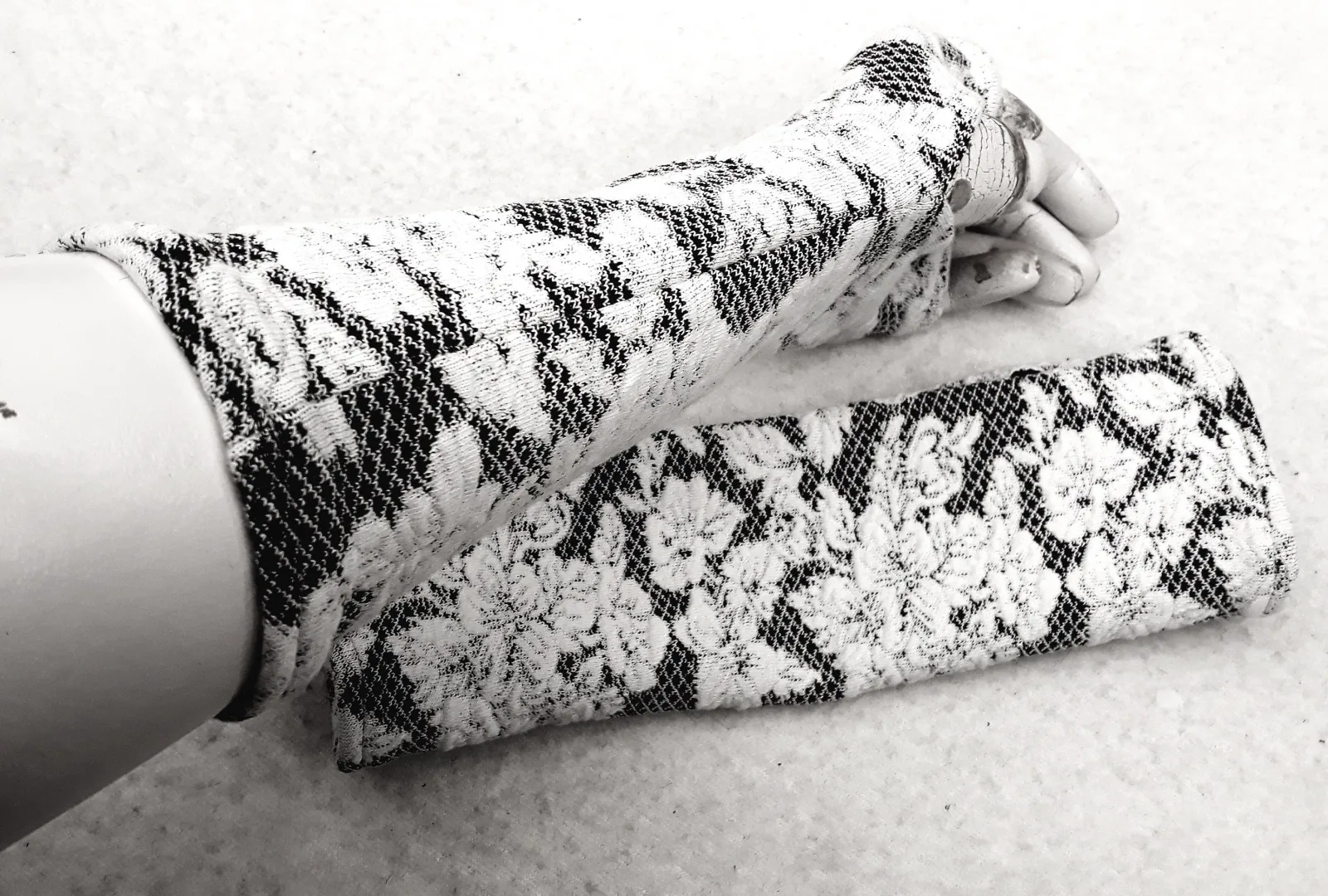 Jacquard Handschuhe Blumen Armstulpen, behaglich, geborgen, zärtlich, glücklich, schön weich, warm und angenehm zu tragen, das Geschenk – Bild 2