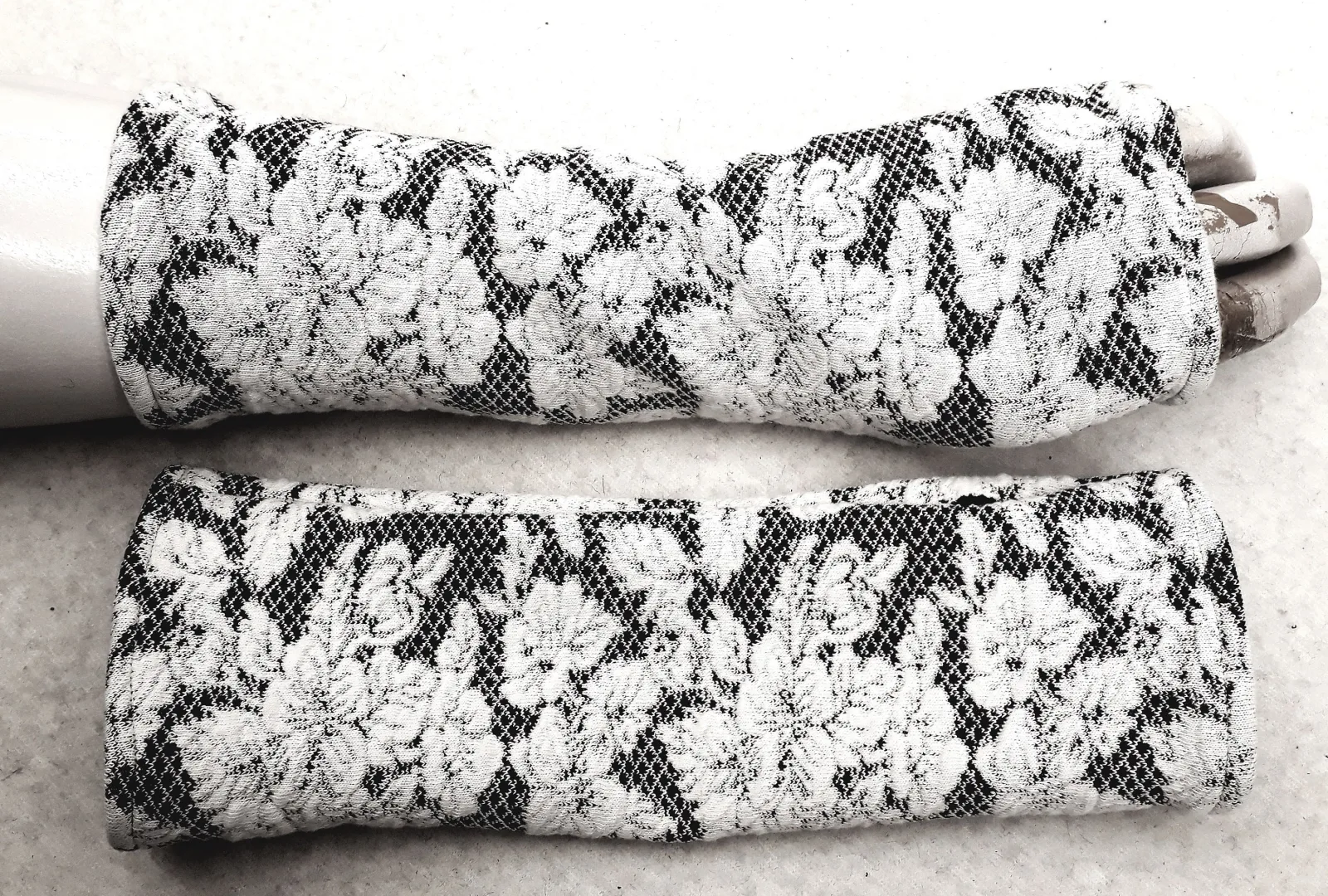 Jacquard Handschuhe Blumen Armstulpen, behaglich, geborgen, zärtlich, glücklich, schön weich, warm und angenehm zu tragen, das Geschenk – Bild 4