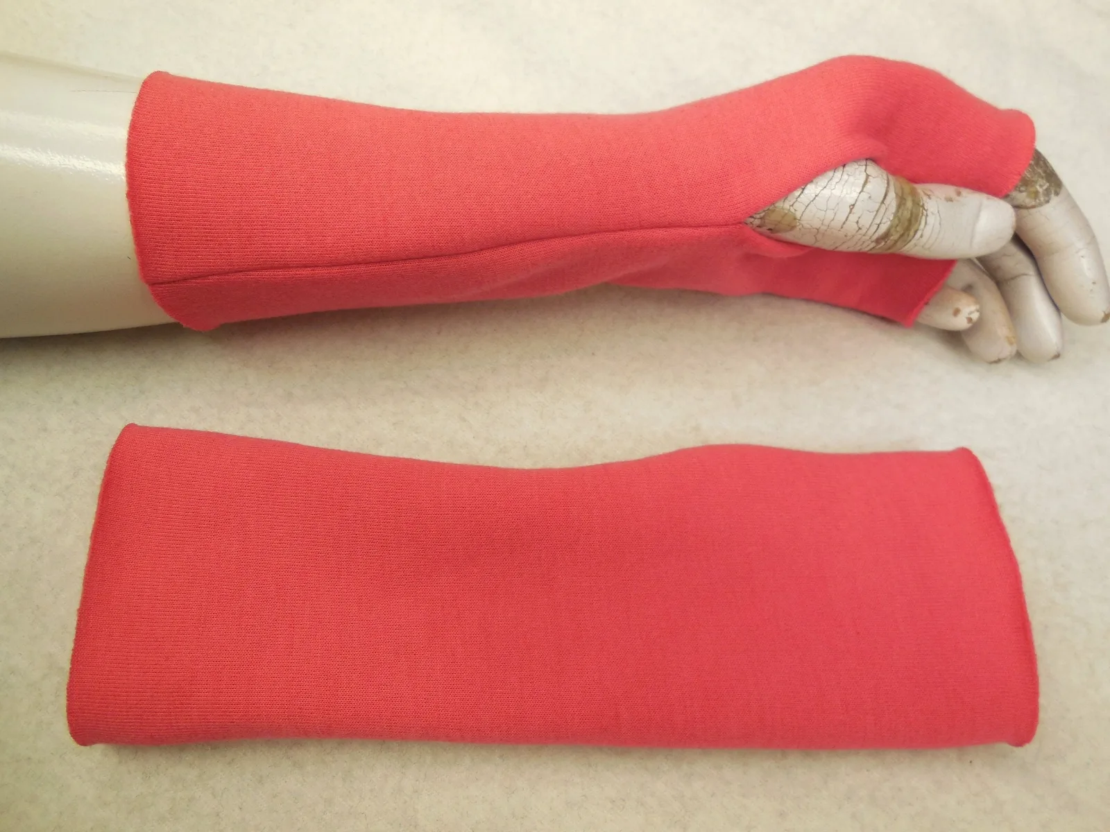 Wellness Handschuhe Fleece flauschig weich warme Armstulpen, ideal zu Kleidern, unter oder über einen dünnen Pulli, Geschenk – Bild 2