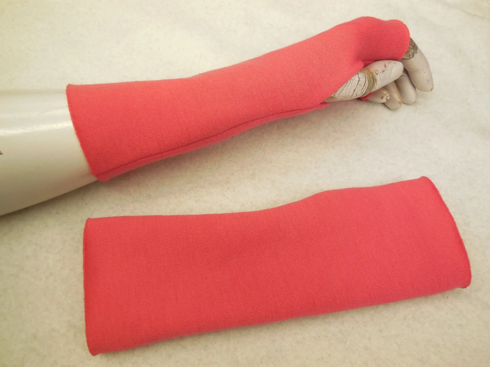 Wellness Handschuhe Fleece flauschig weich warme Armstulpen, ideal zu Kleidern, unter oder über einen dünnen Pulli, Geschenk – Bild 4