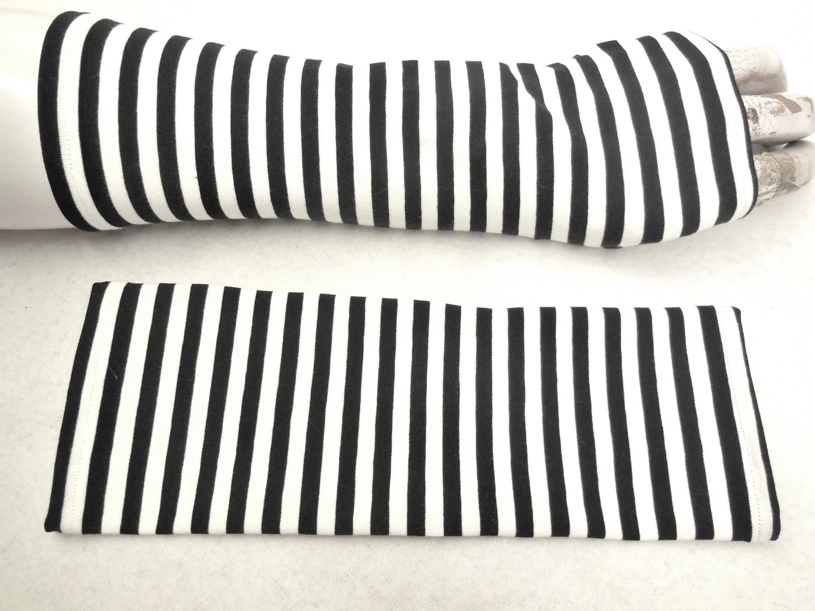 weiche warme Handschuhe Armstulpen gestreift flauschig, geringelt, 1A Qualität, maritim, stabile Qualität Ideal zu kurzärmligen Kleidern, – Bild 3