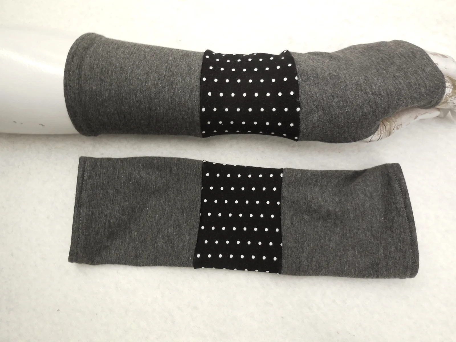 Punkte auf weichen Jersey Handschuhen, Armstulpen, zu Kleidern, unter oder über einen dünnen Pulli punkte, dots, Geschenk, grau, Streifen – Bild 3