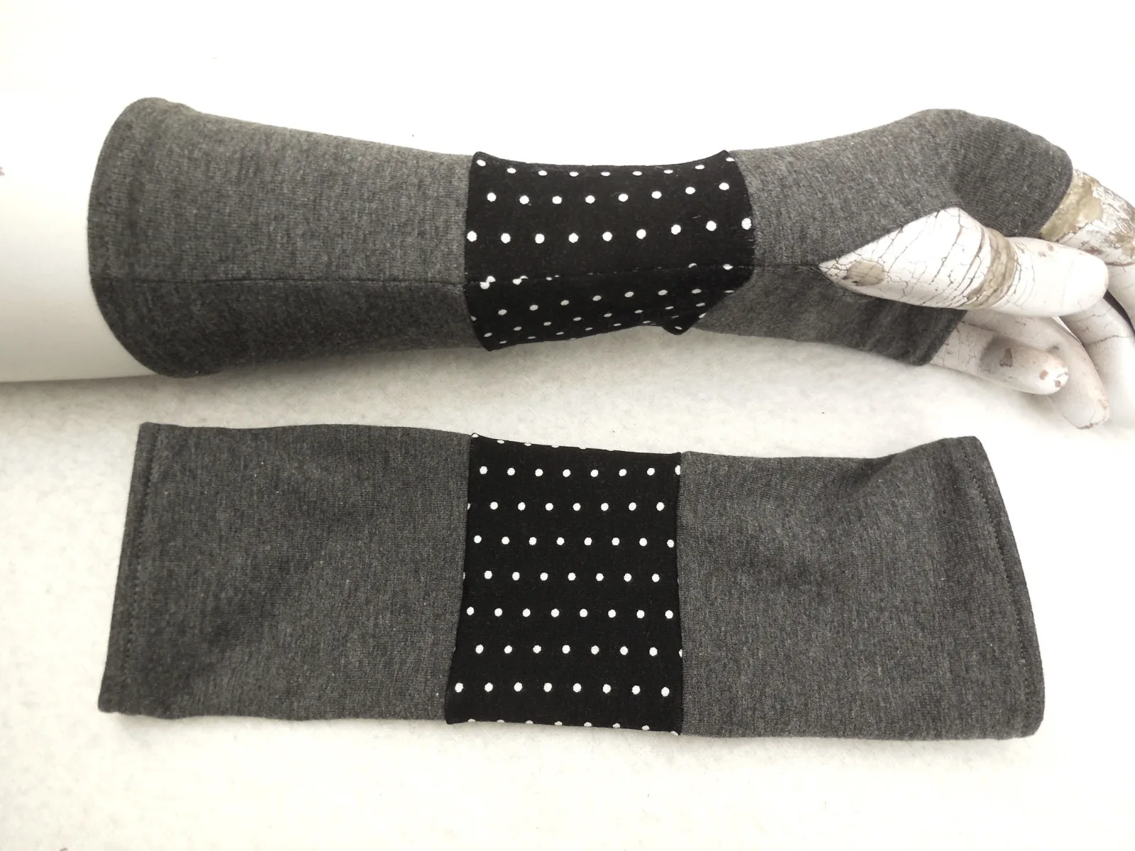 Punkte auf weichen Jersey Handschuhen, Armstulpen, zu Kleidern, unter oder über einen dünnen Pulli punkte, dots, Geschenk, grau, Streifen