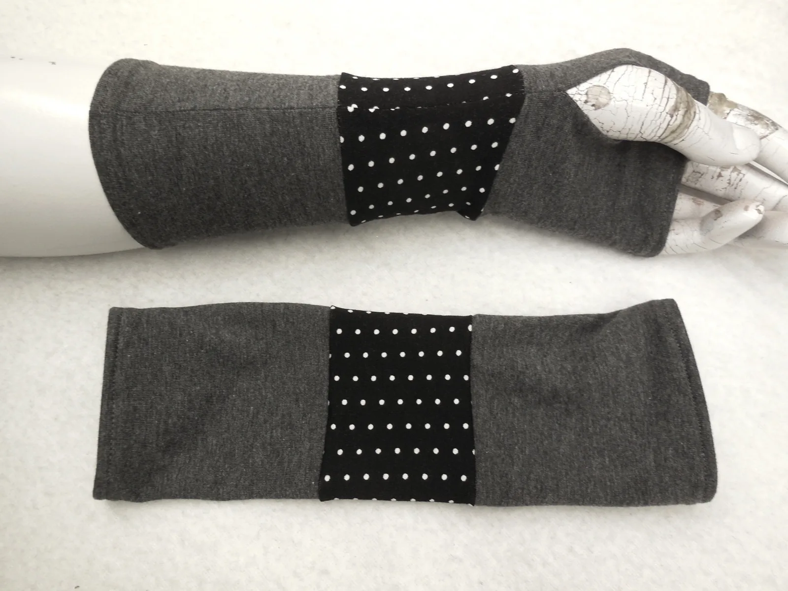 Punkte auf weichen Jersey Handschuhen, Armstulpen, zu Kleidern, unter oder über einen dünnen Pulli punkte, dots, Geschenk, grau, Streifen – Bild 4