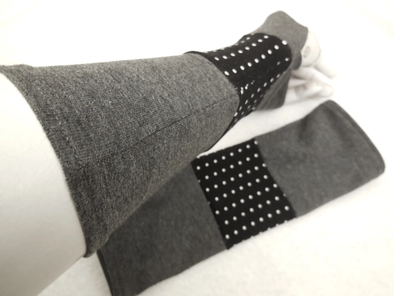 Punkte auf weichen Jersey Handschuhen, Armstulpen, zu Kleidern, unter oder über einen dünnen Pulli punkte, dots, Geschenk, grau, Streifen – Bild 2