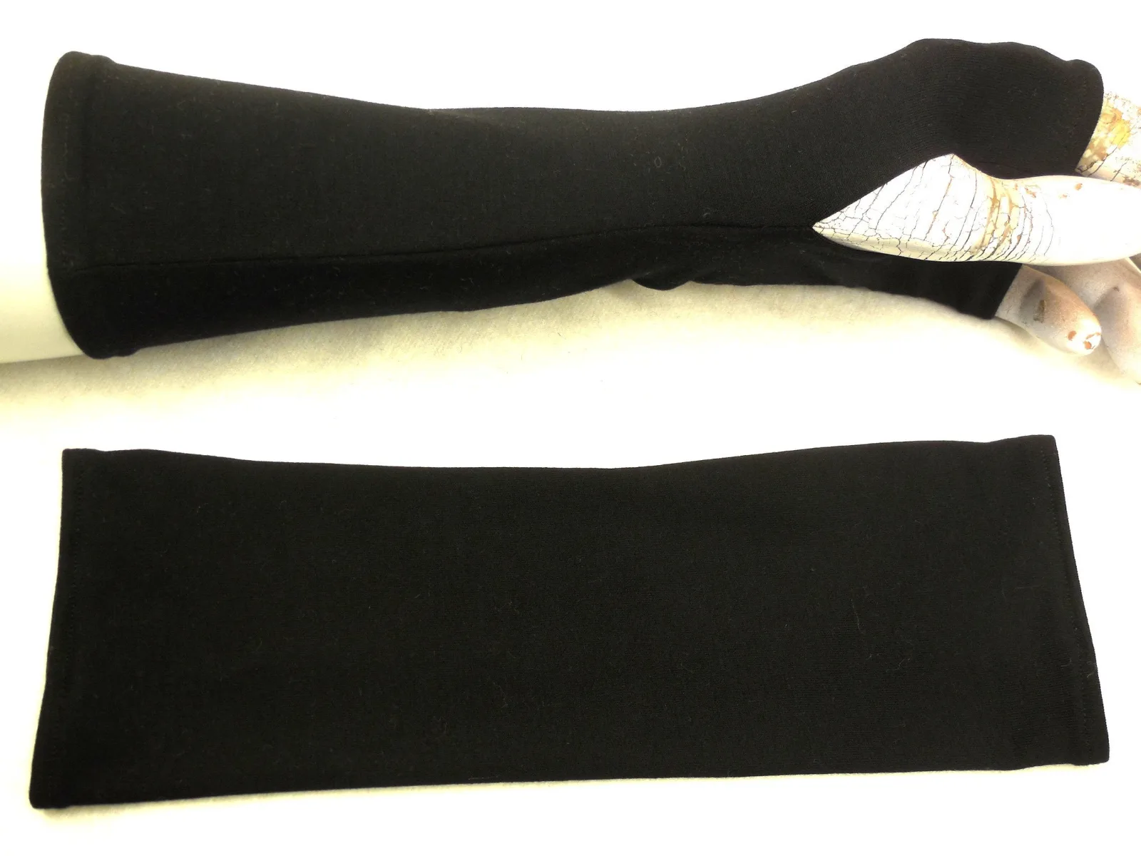 Petra 27 fein zart mit Bund, tiefschwarz, diese schicken Armstulpen mit Daumenloch sind fingerfreie Handschuhe, Jersey Pulswärmer, Geschenk – Bild 3