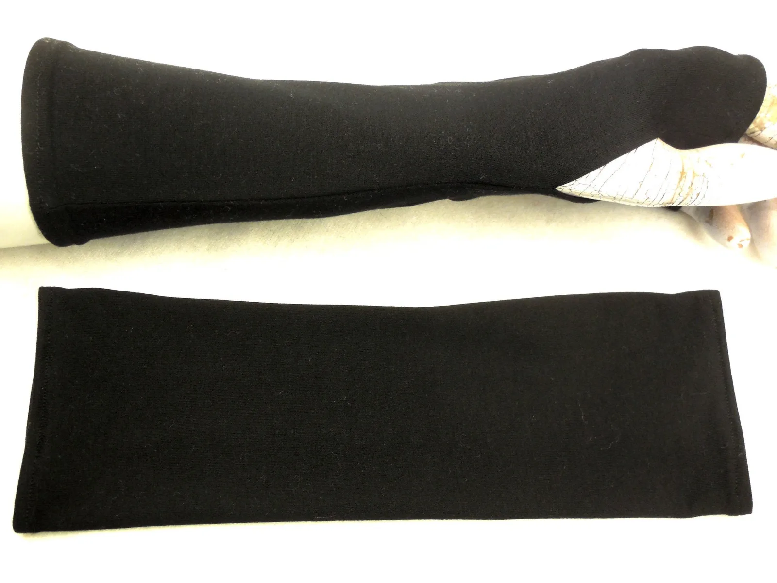 Petra 27 fein zart mit Bund, tiefschwarz, diese schicken Armstulpen mit Daumenloch sind fingerfreie Handschuhe, Jersey Pulswärmer, Geschenk