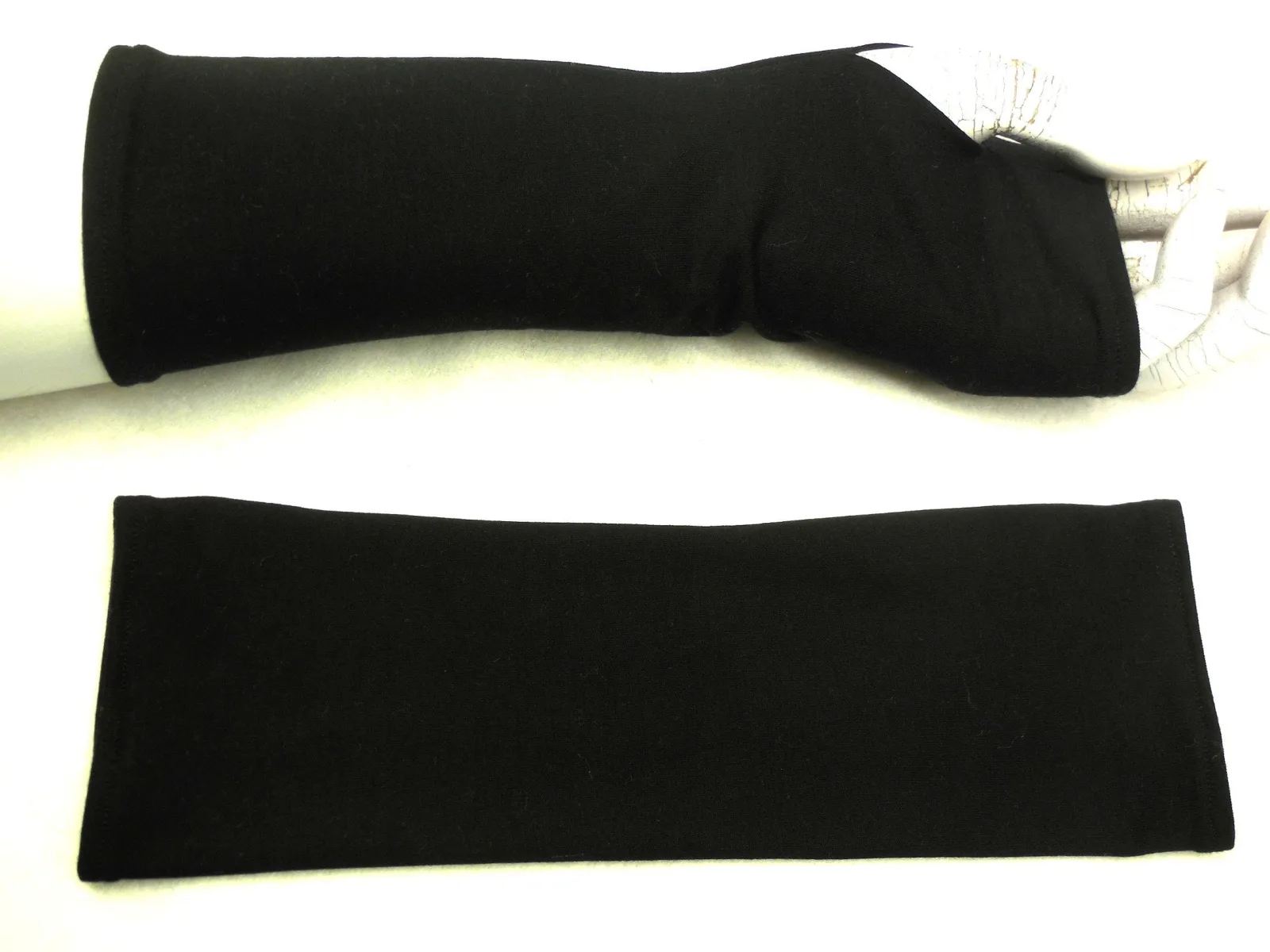 Petra 27 fein zart mit Bund, tiefschwarz, diese schicken Armstulpen mit Daumenloch sind fingerfreie Handschuhe, Jersey Pulswärmer, Geschenk – Bild 2