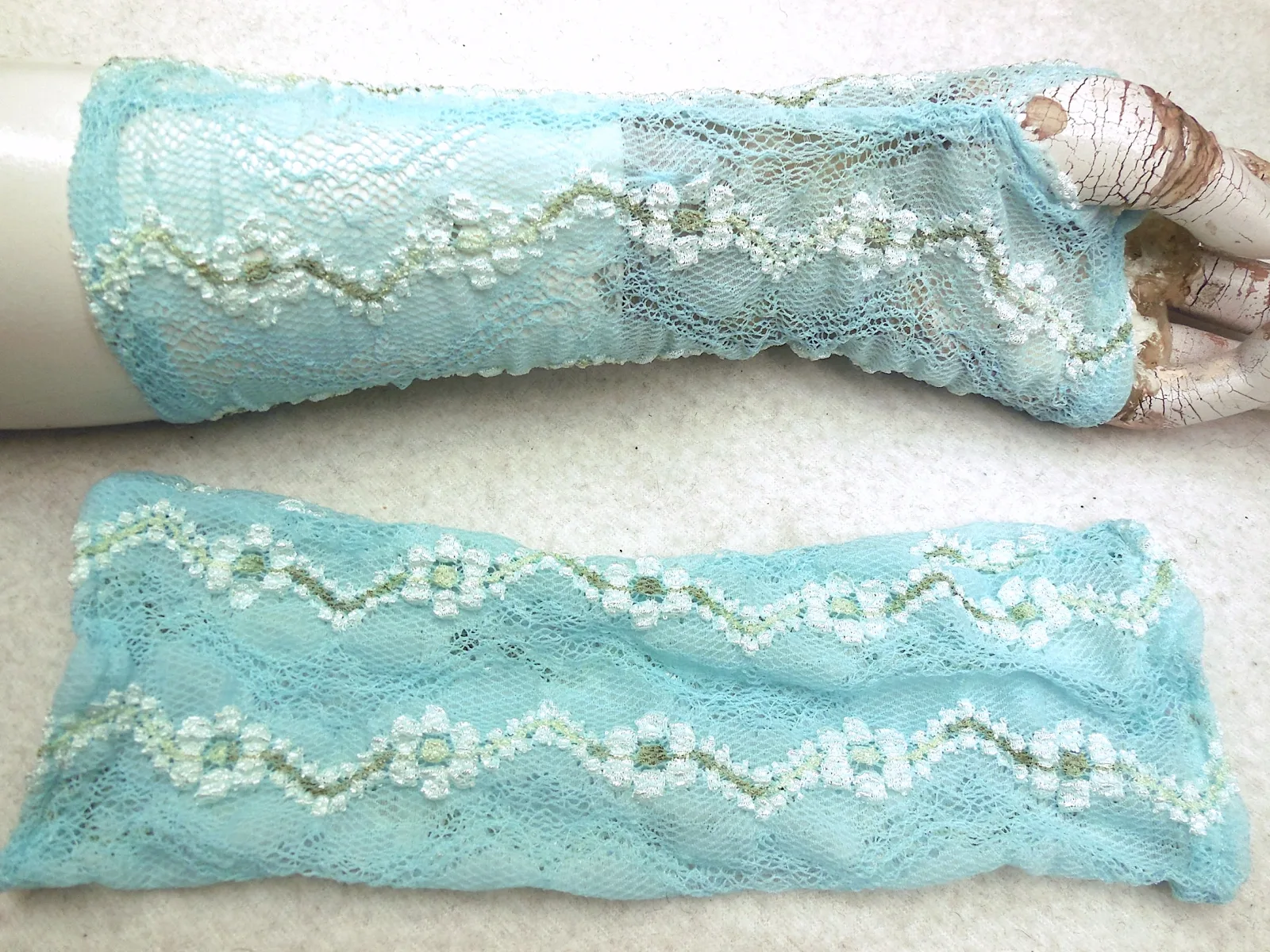 weiche Spitze dehnbar Pulswärmer, Hand Zierde, Geschenk, Handschuhe Blume Ranken, leichte feine Stulpen, weiss, reizend zu Kleider, Hochzeit – Bild 5