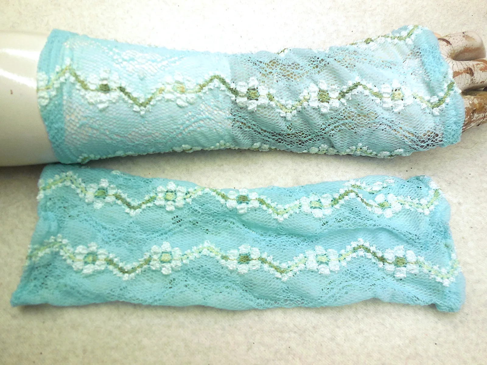 weiche Spitze dehnbar Pulswärmer, Hand Zierde, Geschenk, Handschuhe Blume Ranken, leichte feine Stulpen, weiss, reizend zu Kleider, Hochzeit – Bild 3
