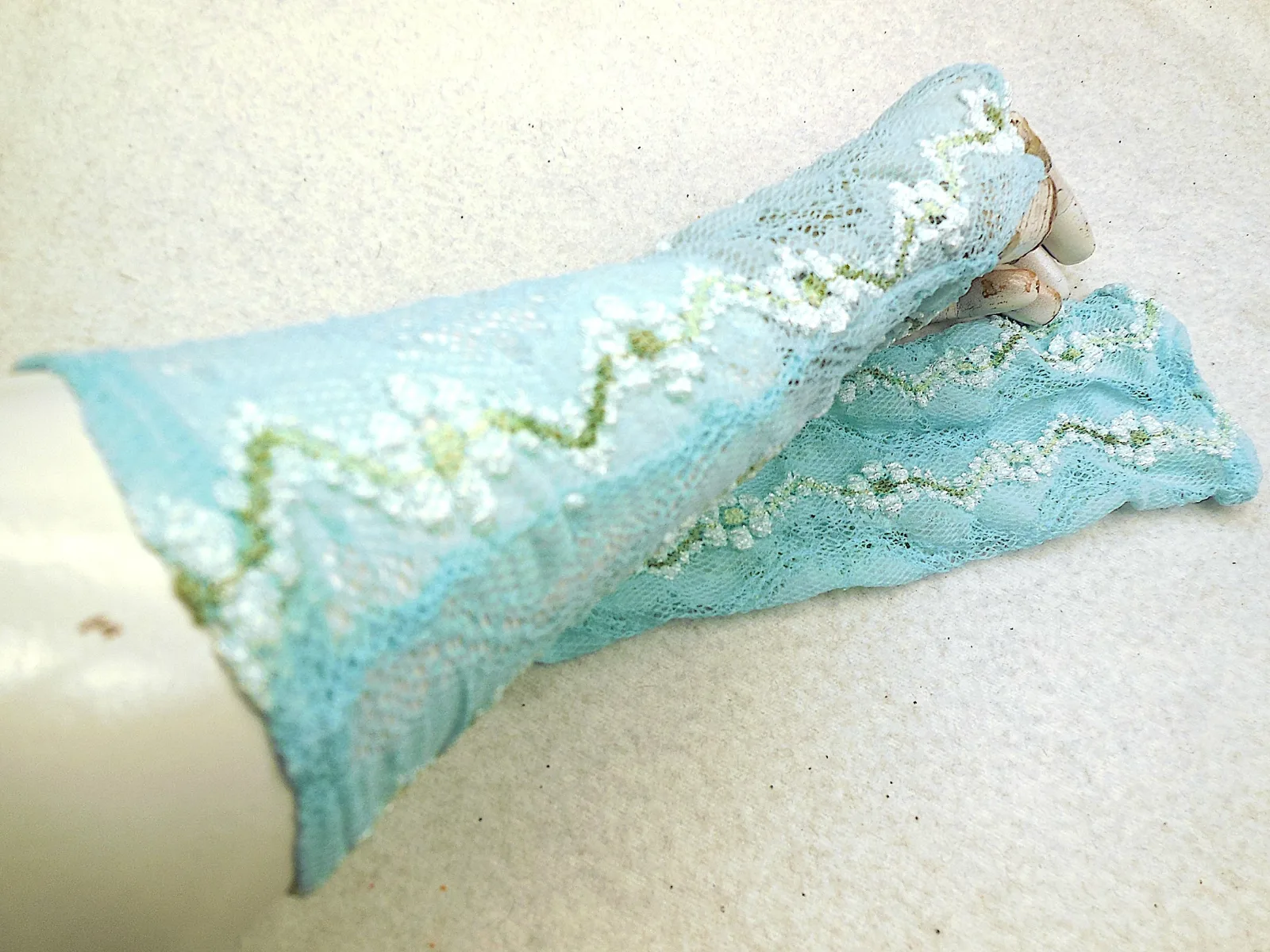 weiche Spitze dehnbar Pulswärmer, Hand Zierde, Geschenk, Handschuhe Blume Ranken, leichte feine Stulpen, weiss, reizend zu Kleider, Hochzeit – Bild 4