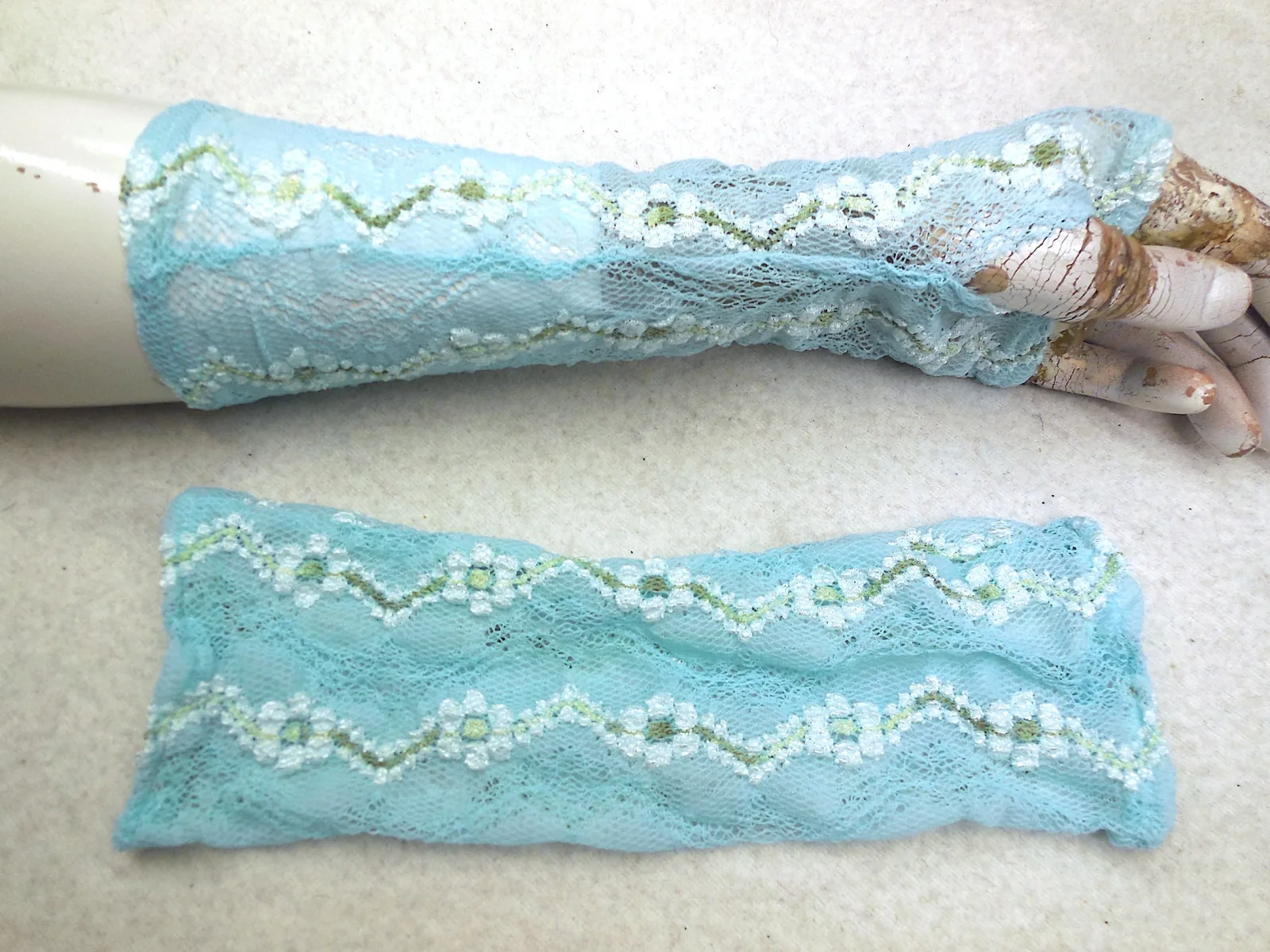 weiche Spitze dehnbar Pulswärmer, Hand Zierde, Geschenk, Handschuhe Blume Ranken, leichte feine Stulpen, weiss, reizend zu Kleider, Hochzeit – Bild 2