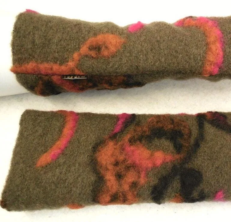 weich warm Wollwalk Handschuhe Schurwolle Kochwolle Armstulpen dehnbar 3D Muster braun orange schwarz behaglich, geborgen glücklich Geschenk