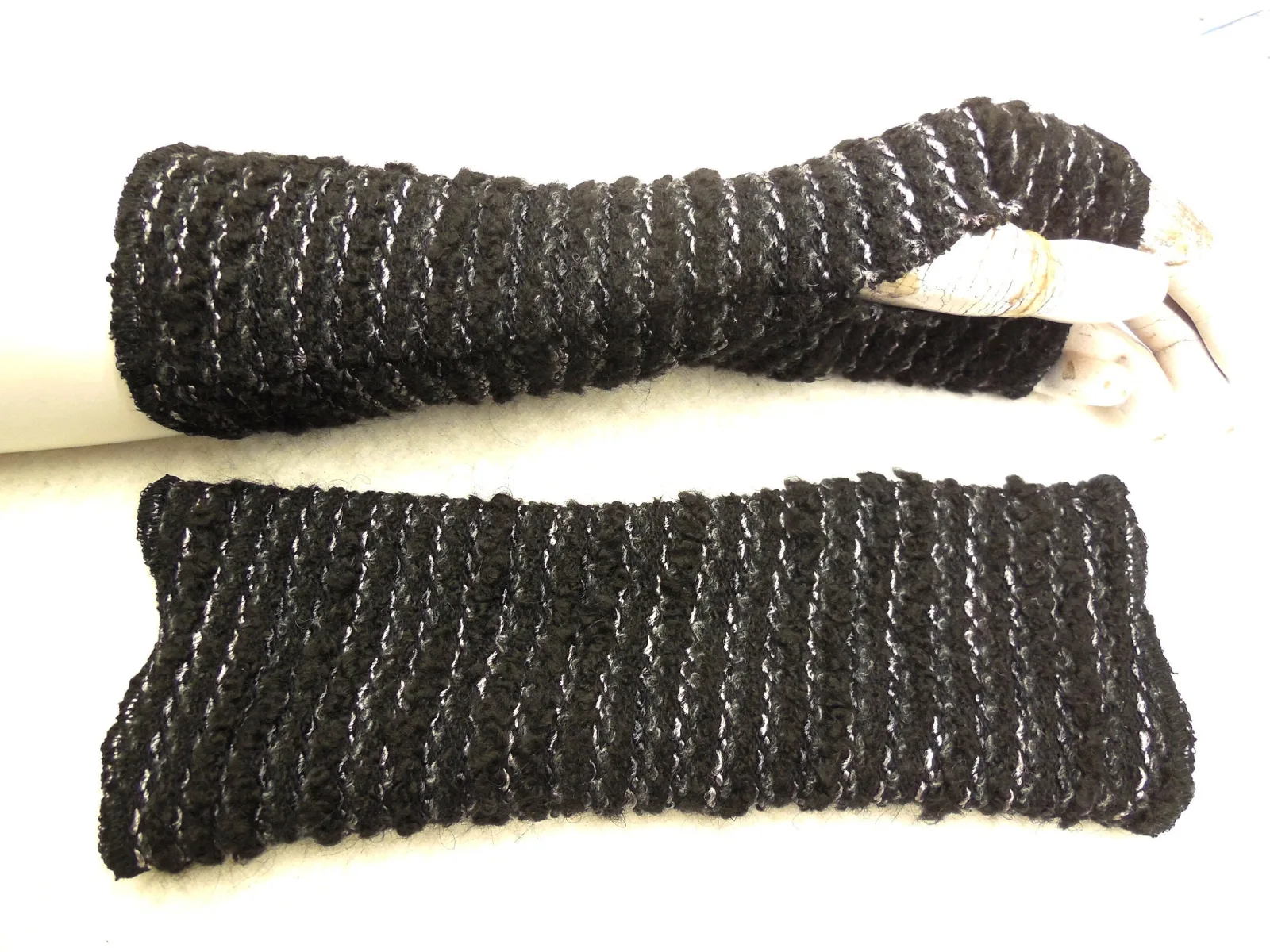 warme Handschuhe, weiche Strickwolle Armstulpen, dehnbar, schwarz, Ideal zu Kleidern, oder über einen Pulli, das beliebte Geschenk – Bild 2