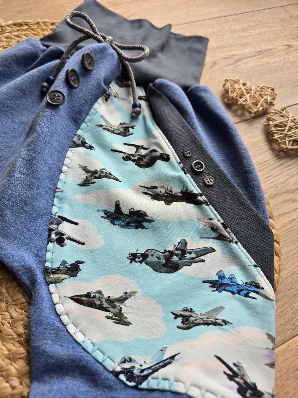 Organic Sweat Pumphose 122/128 Blau Unikat Mitwachshose Jagdflugzeug – Bild 3