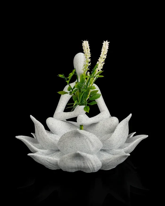 Meditierende Yoga Figur auf Lotusblüte – Trockenblumen Vase, 3D-Druck