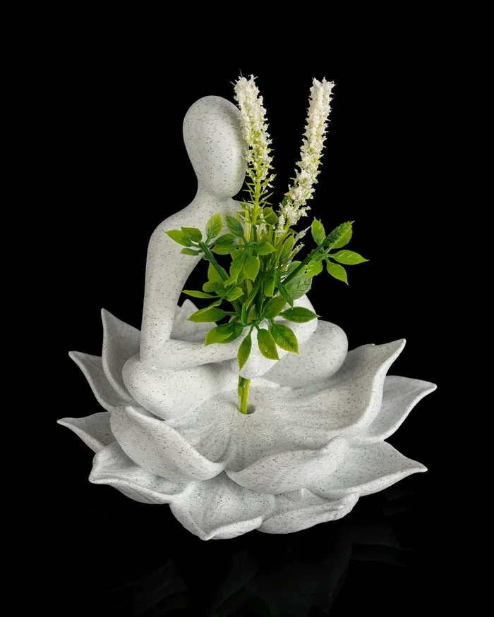 Meditierende Yoga Figur auf Lotusblüte – Trockenblumen Vase, 3D-Druck – Bild 2