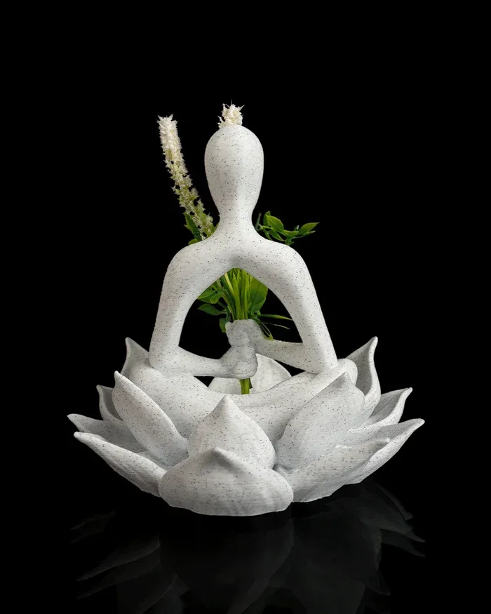 Meditierende Yoga Figur auf Lotusblüte – Trockenblumen Vase, 3D-Druck – Bild 3