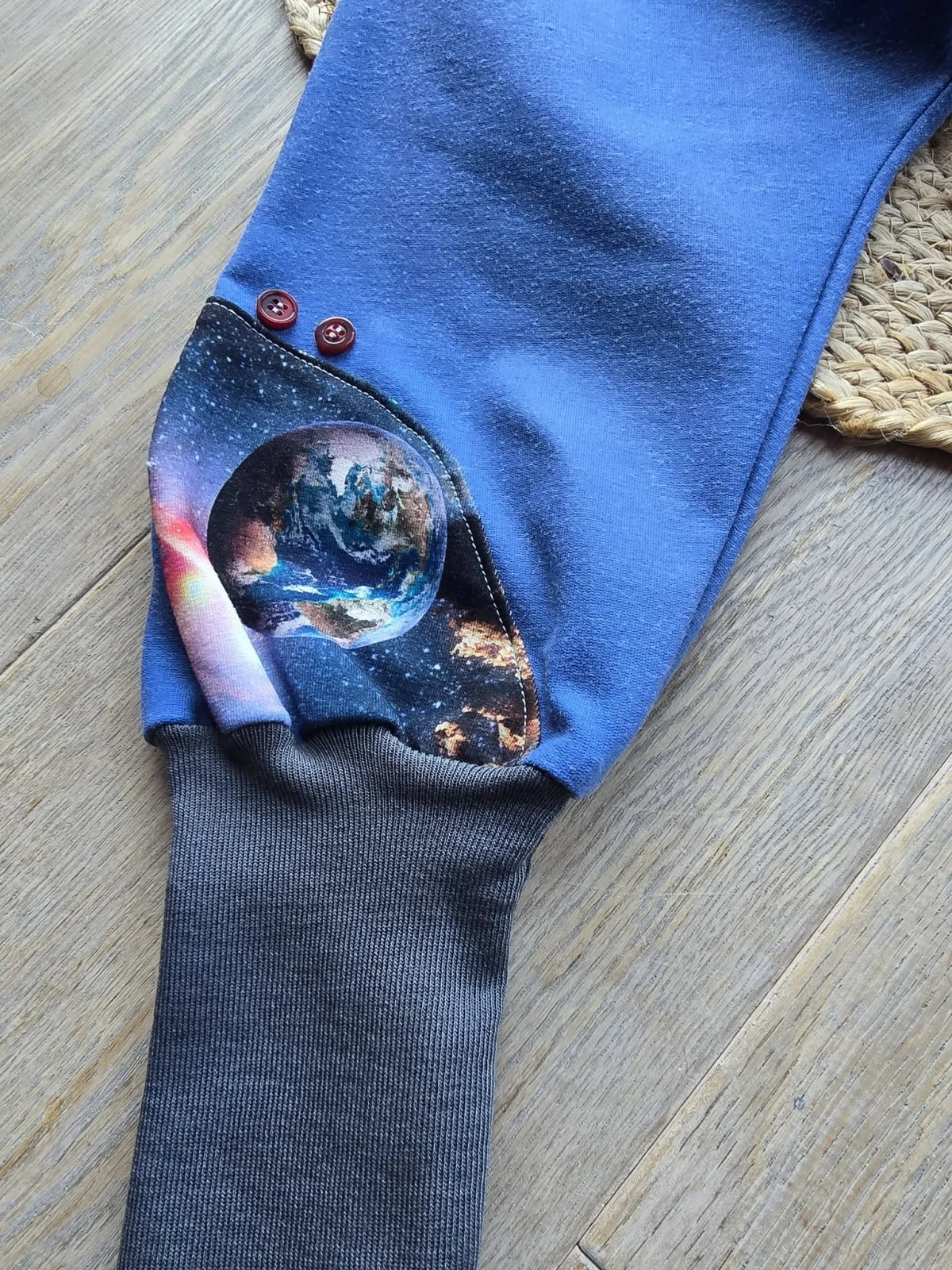 Sweat Organic Pumphose Jungen 104/110 – Mitwachshose Blau, Astronaut – Bild 4