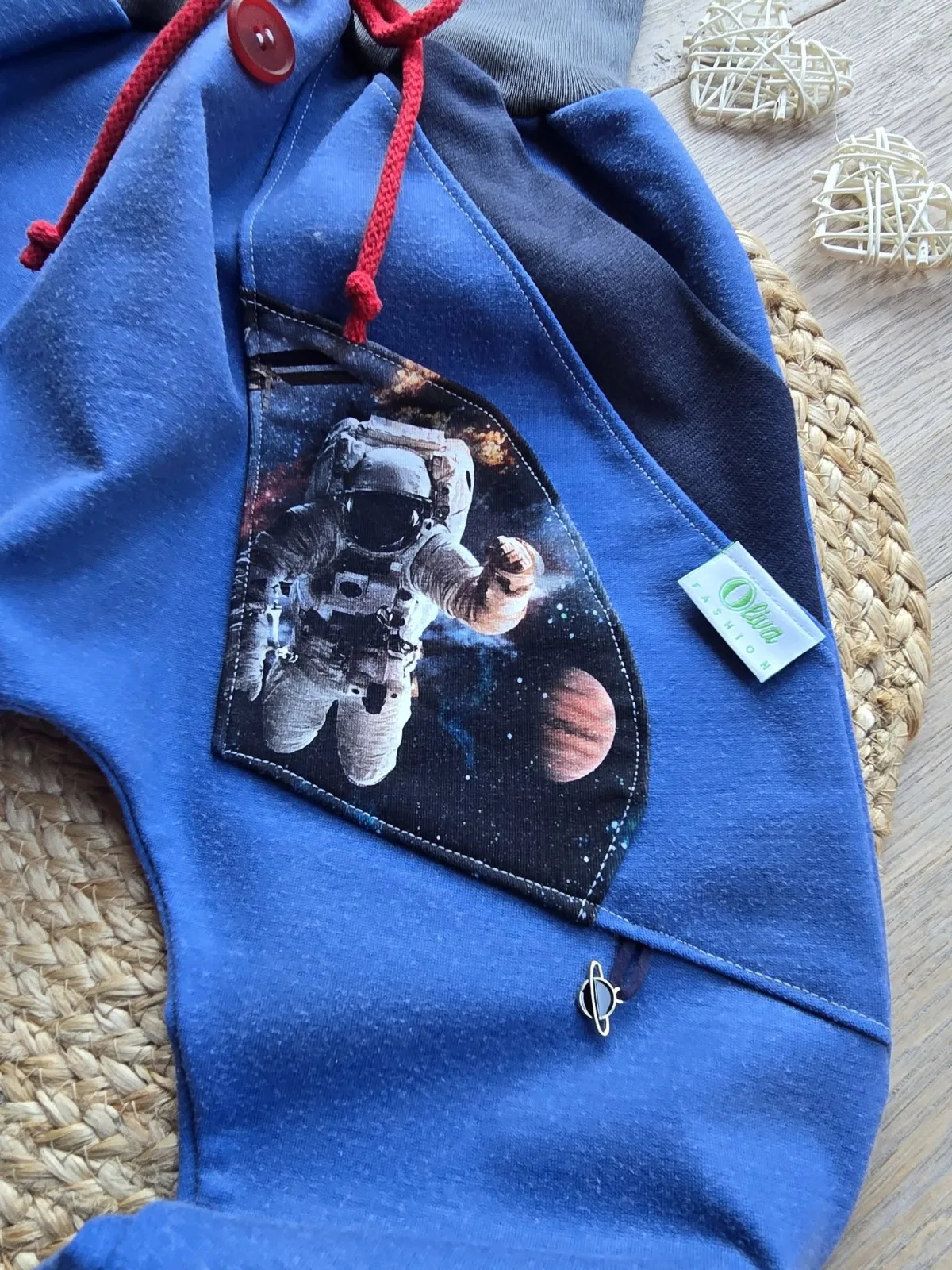 Sweat Organic Pumphose Jungen 104/110 – Mitwachshose Blau, Astronaut – Bild 3