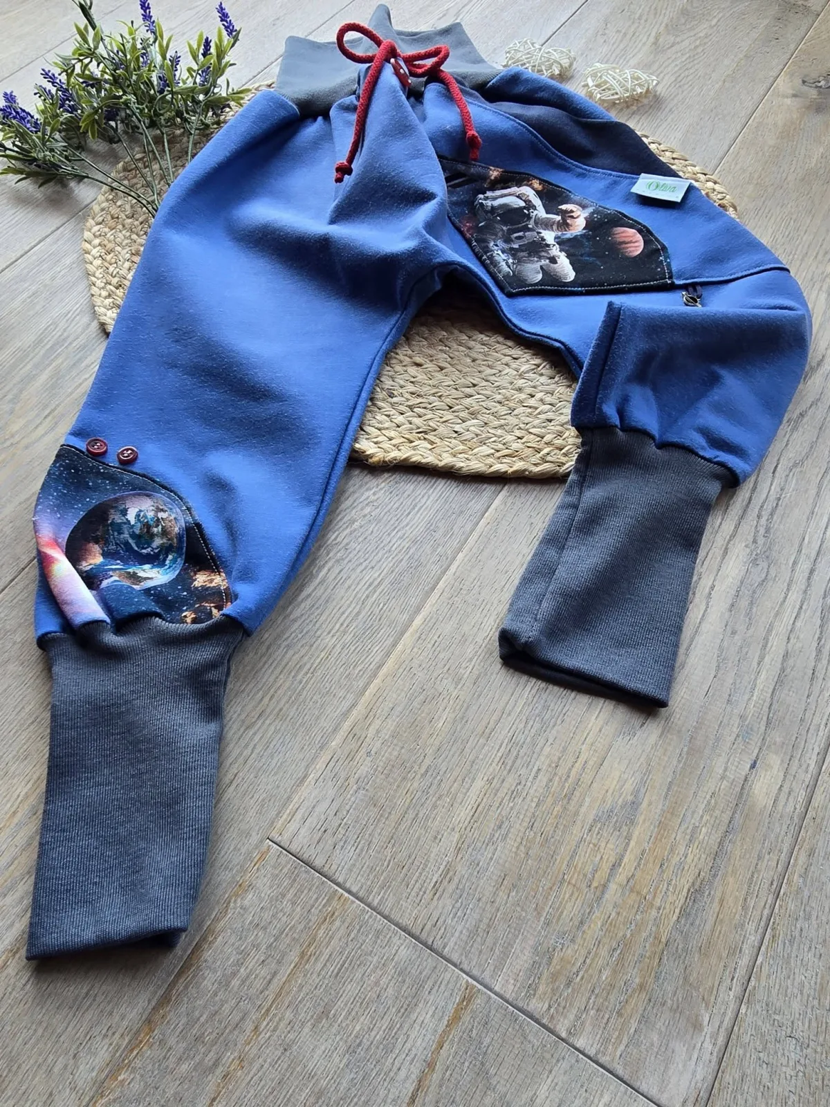 Sweat Organic Pumphose Jungen 104/110 – Mitwachshose Blau, Astronaut – Bild 6
