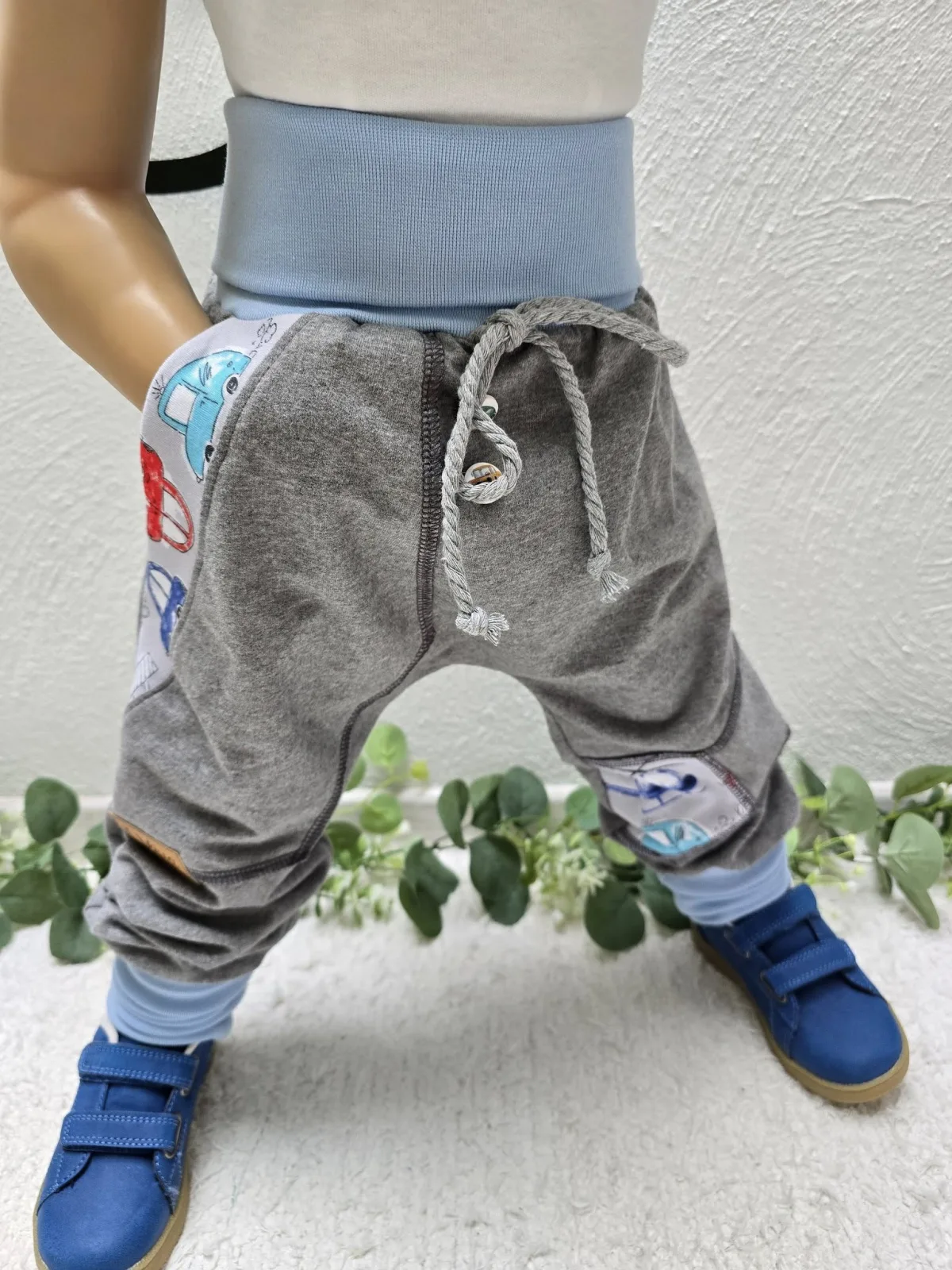 Sweat Organic Pumphose Jungen Unikat 104/110 Mitwachsend Auto – Bild 2
