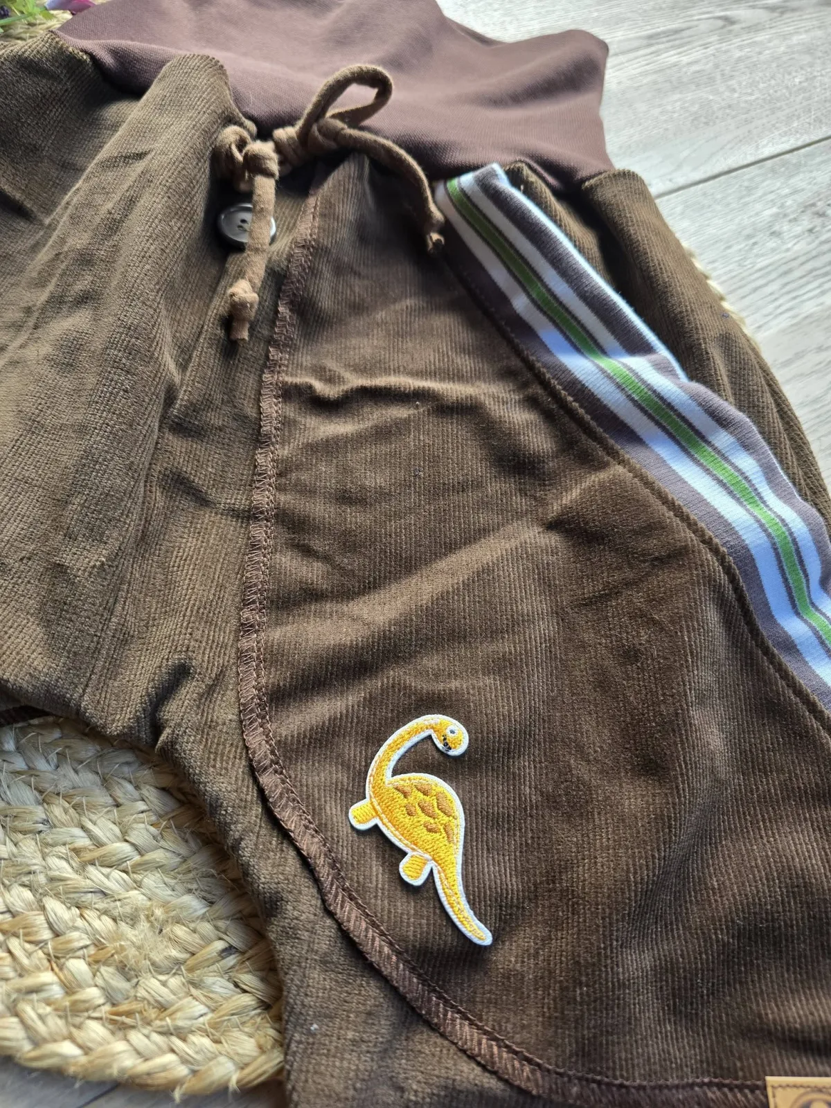 Cord Pumphose Braun Gr.104/110 – Unikat mit Dinosaurier Tasche – Bild 5