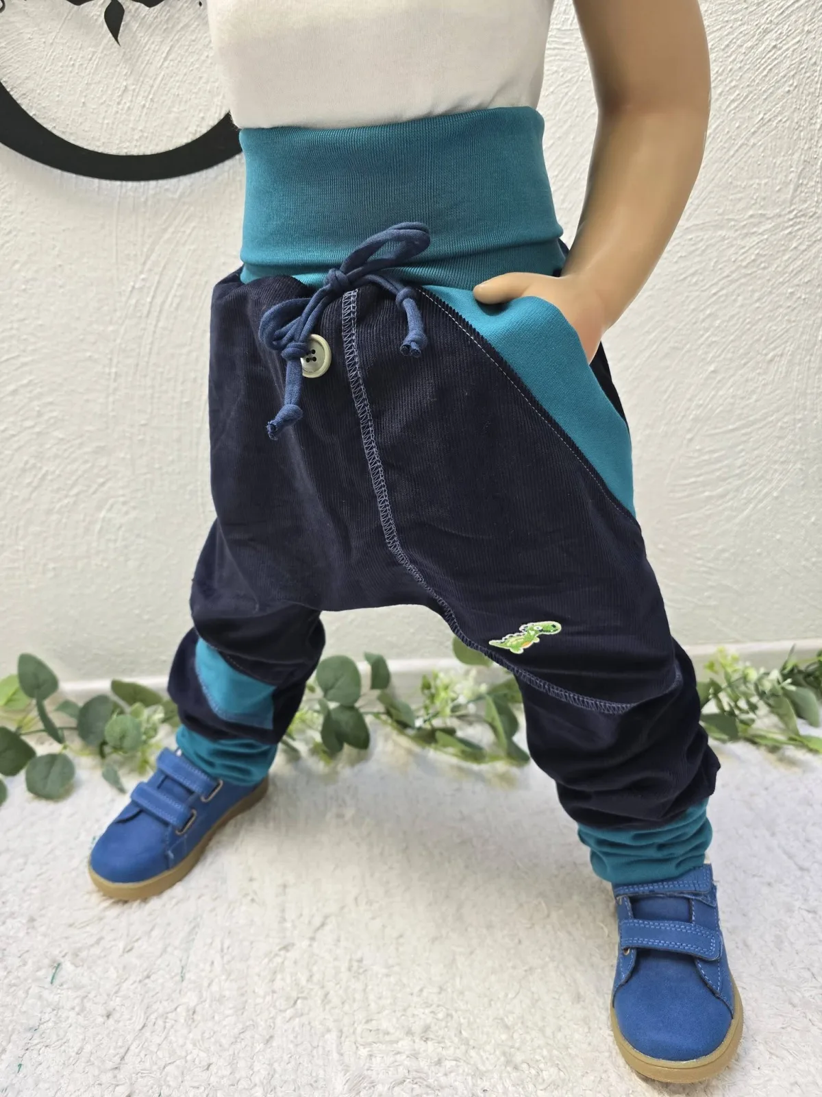 Cord Pumphose Jungenhose Gr.104/110 – Blau Unikat mit Dino