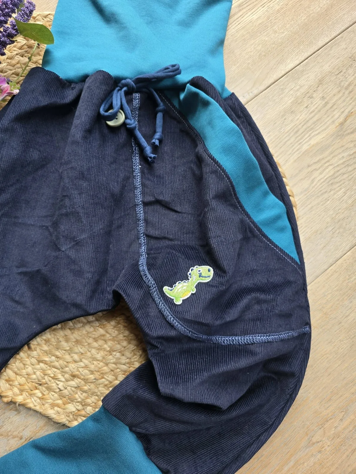 Cord Pumphose Jungenhose Gr.104/110 – Blau Unikat mit Dino – Bild 3