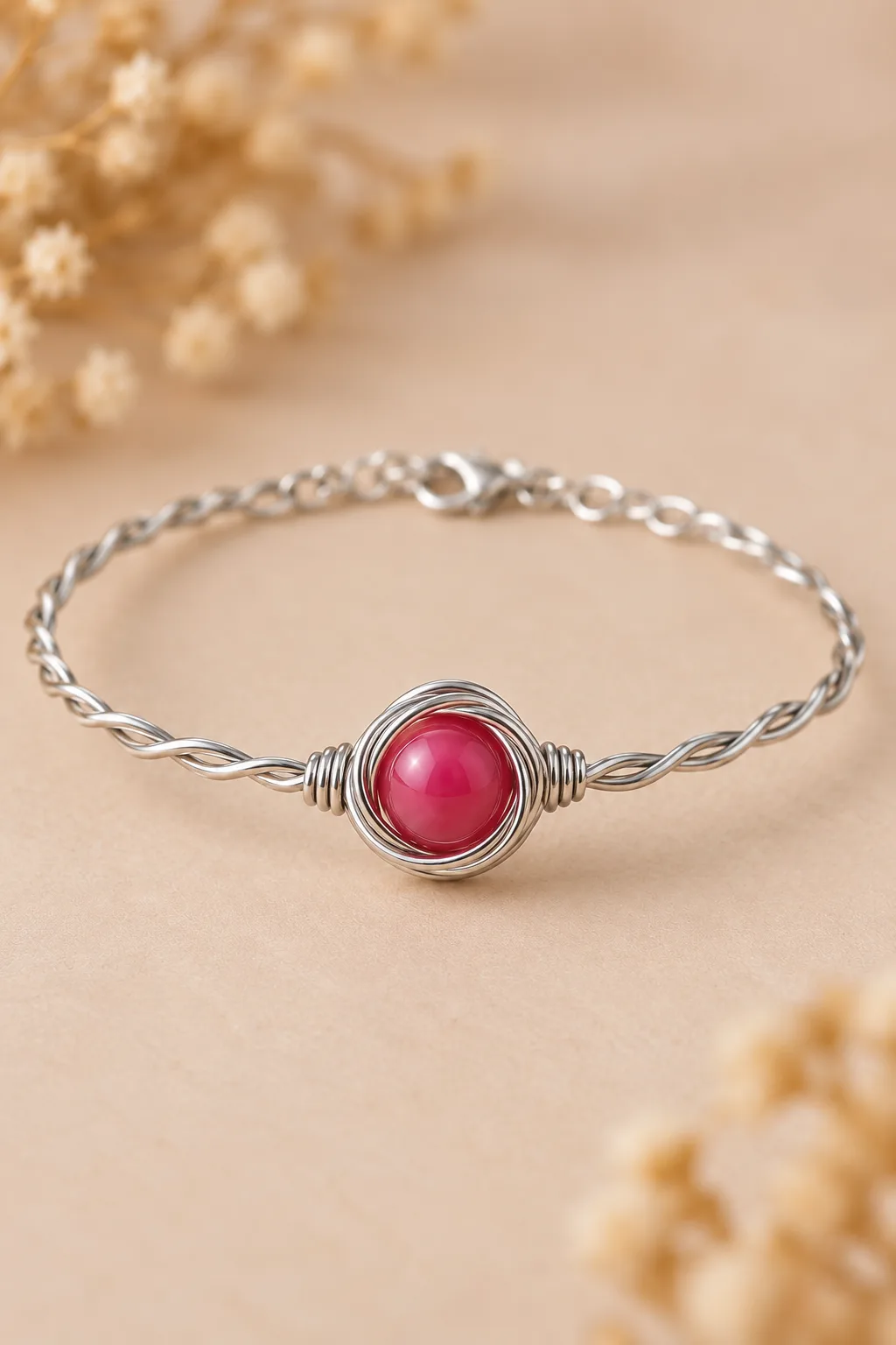 Handgefertigtes Armband – Rote Glasperle & silberfarbener Schmuckdraht